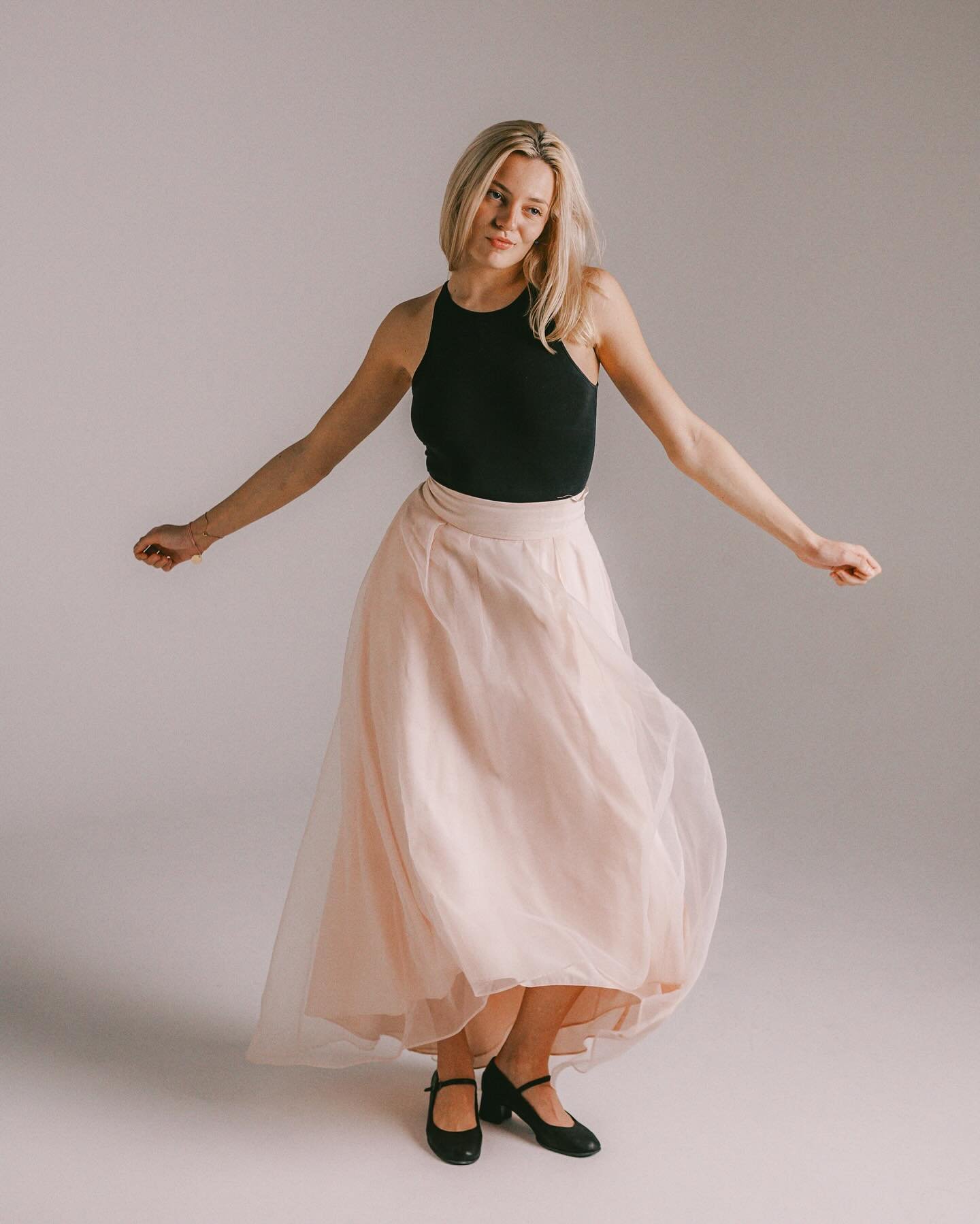 @annabel3va and the pink skirt she found in a charity shop. 

Shot at @theglassfactory.studio 

Special feature from @yoshi.cann 🐱