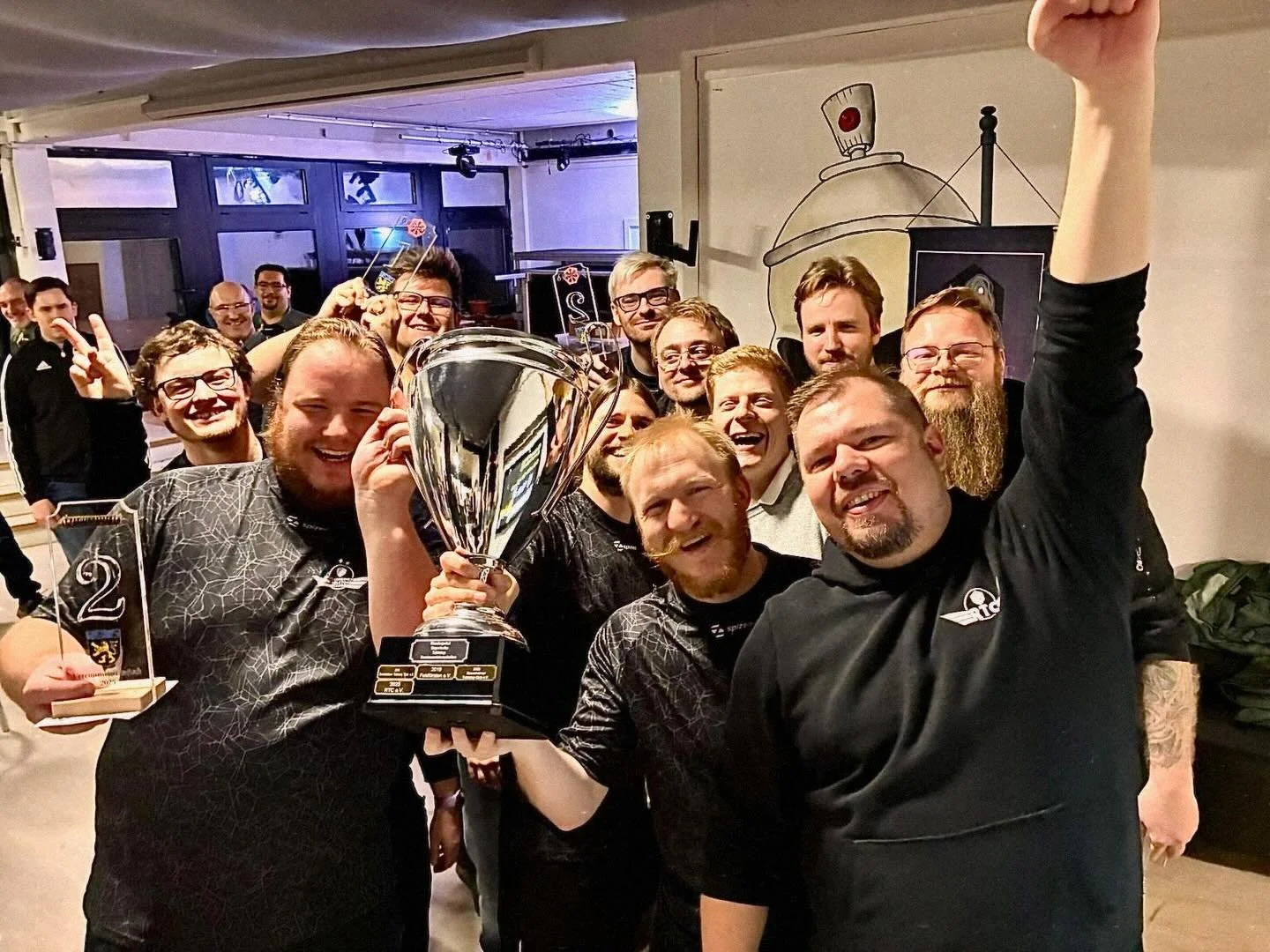 Es ist entschieden, die W&uuml;rfel sind gefallen: Der RTC ist Oberbayerischer Vereinsmeister! 🎉🎉🎉

Der Pott bleibt also in Rosenheim, wo er bis zur n&auml;chsten Meisterschaft kultische Verehrung erfahren wird. Ebenso wie die wackeren RTC-Mitglie