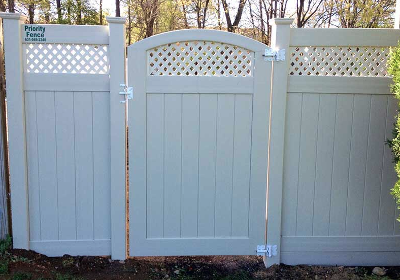 white vinyl privacy fence with lattice top and arched gate..png