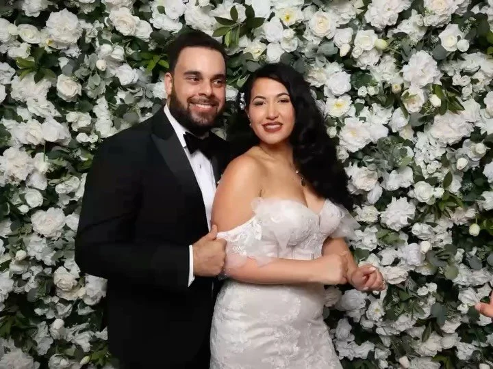 Same couple, two totally different moments 🖤
Ones a cinematic capture of the night, the others a frame-you-forever fave. 
🎥 or 📸 which ones your favorite? 
Tell us in the comments! 
#floridawedding