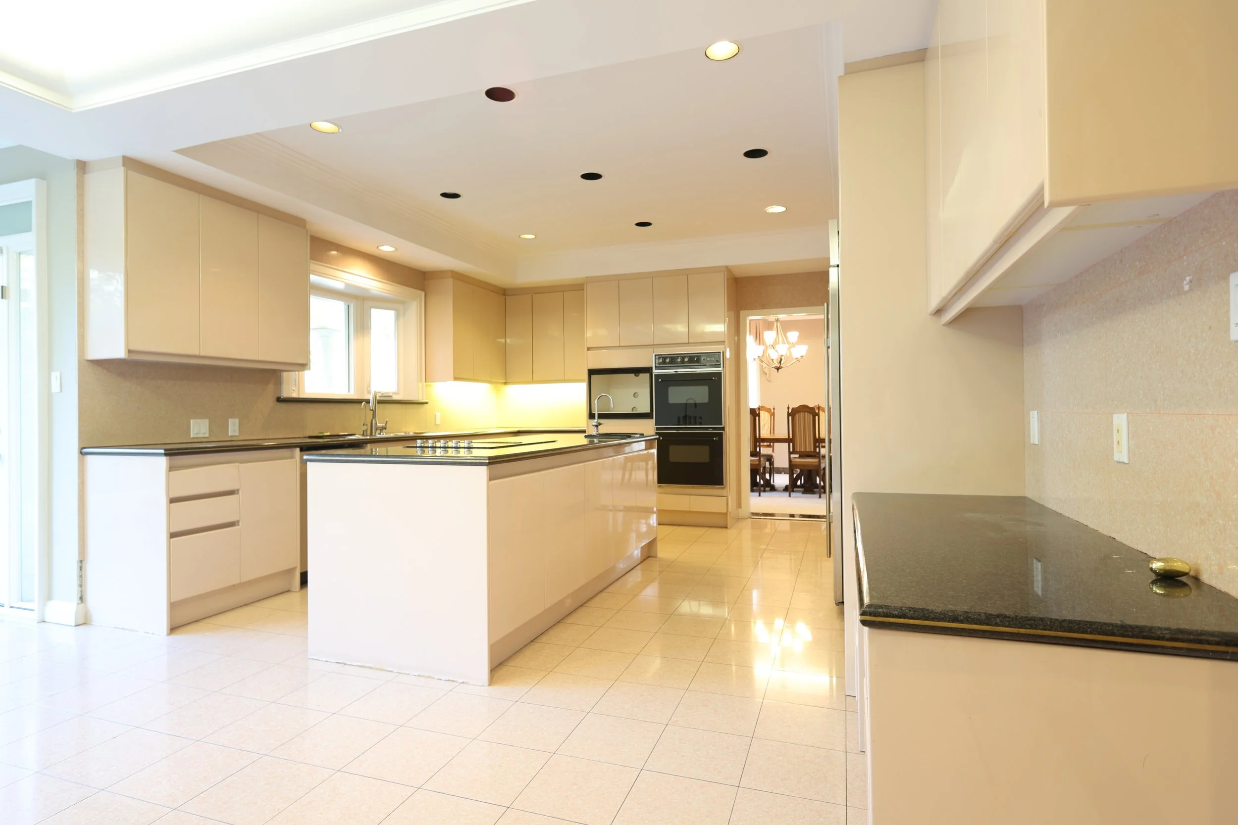 12 Kitchen.jpg