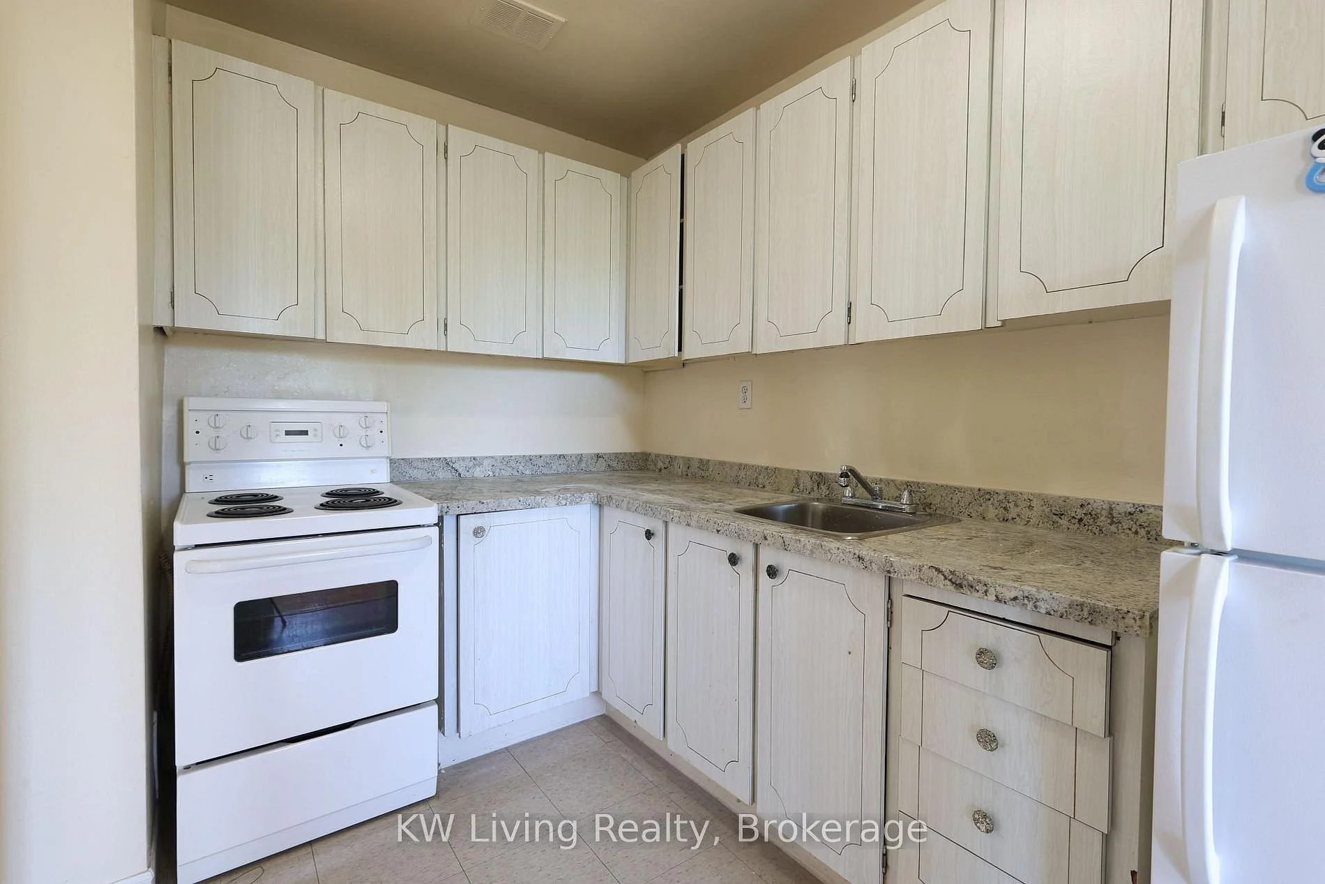 15 Kitchen.JPG