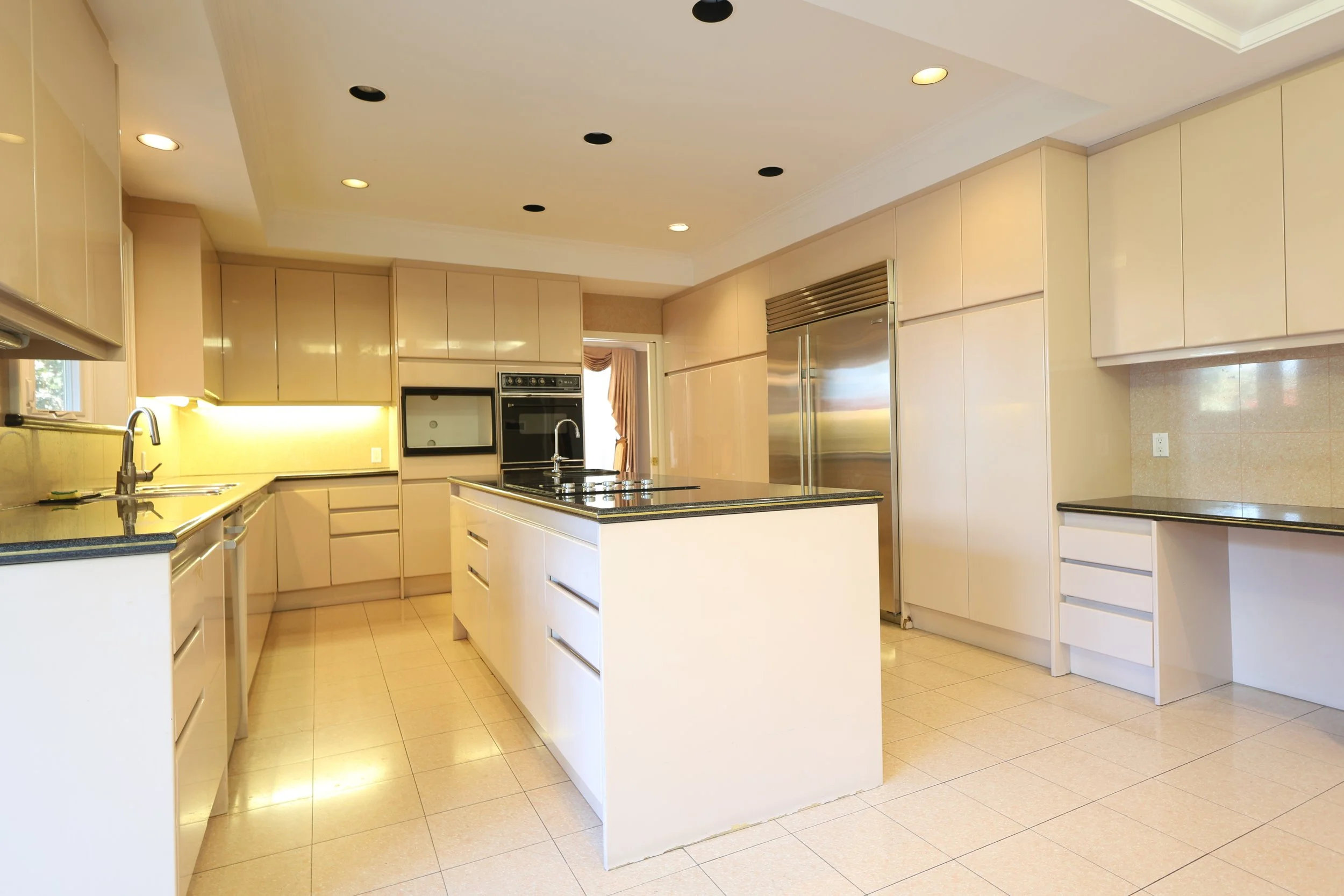 13 Kitchen.jpg