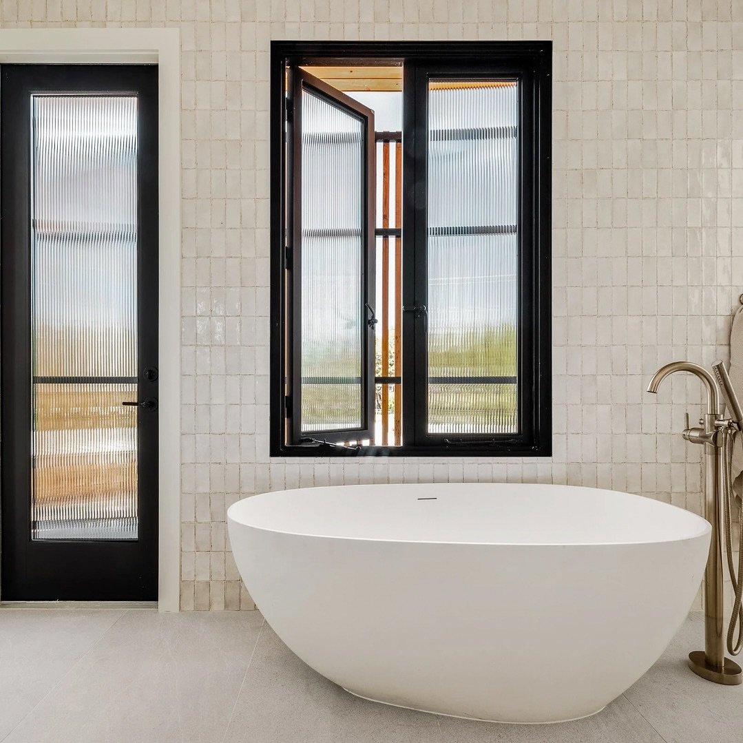 The Elizabeth Residence continues with quiet spaces under the roof, soft light in the bath, and a saltwater pool.  #ForsiteStudio 

303 W Elizabeth Street
South Congress ATX, 78704
5 beds | 4 baths | 3288 sf / unit | Salt Water Pool
&bull; 
Developer
