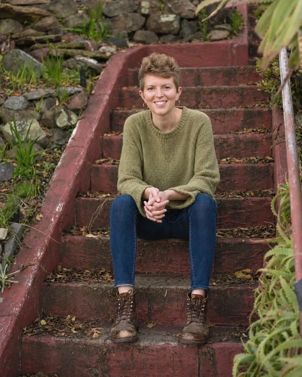 therapist in oakland sitting and smiling with green sweater