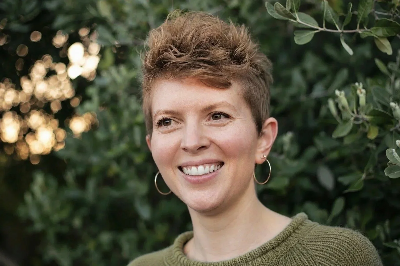 therapist in oakland short brown hair smiling