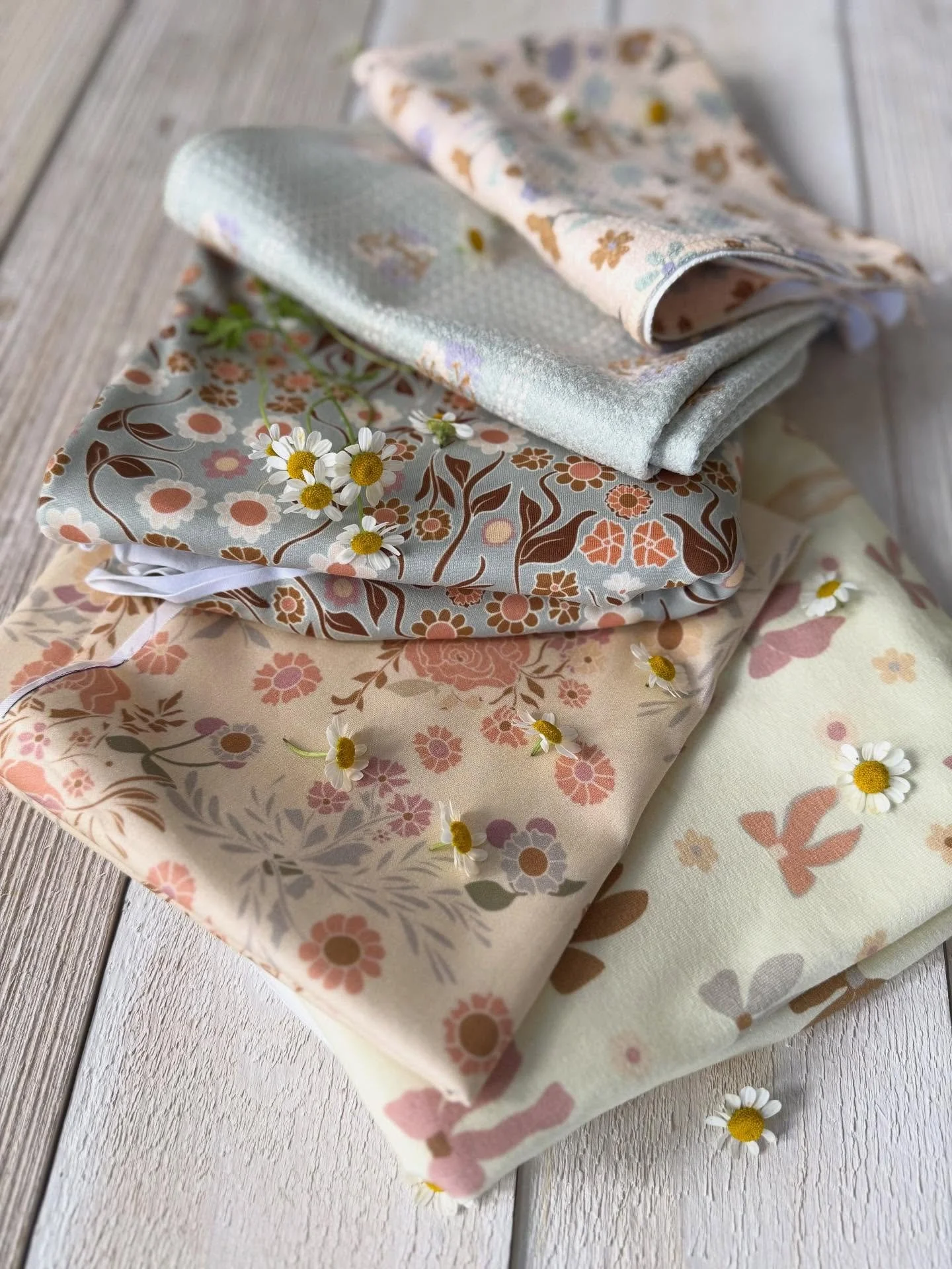 Hope you are having a wonderful fall day today! We went to the pumpkin patch with the little and he is so excited to paint pumpkins tonight! ✨🎃✨

@carriagehouseprinteryfabric is running 20% off right now, time to stock up! Both of these collections 