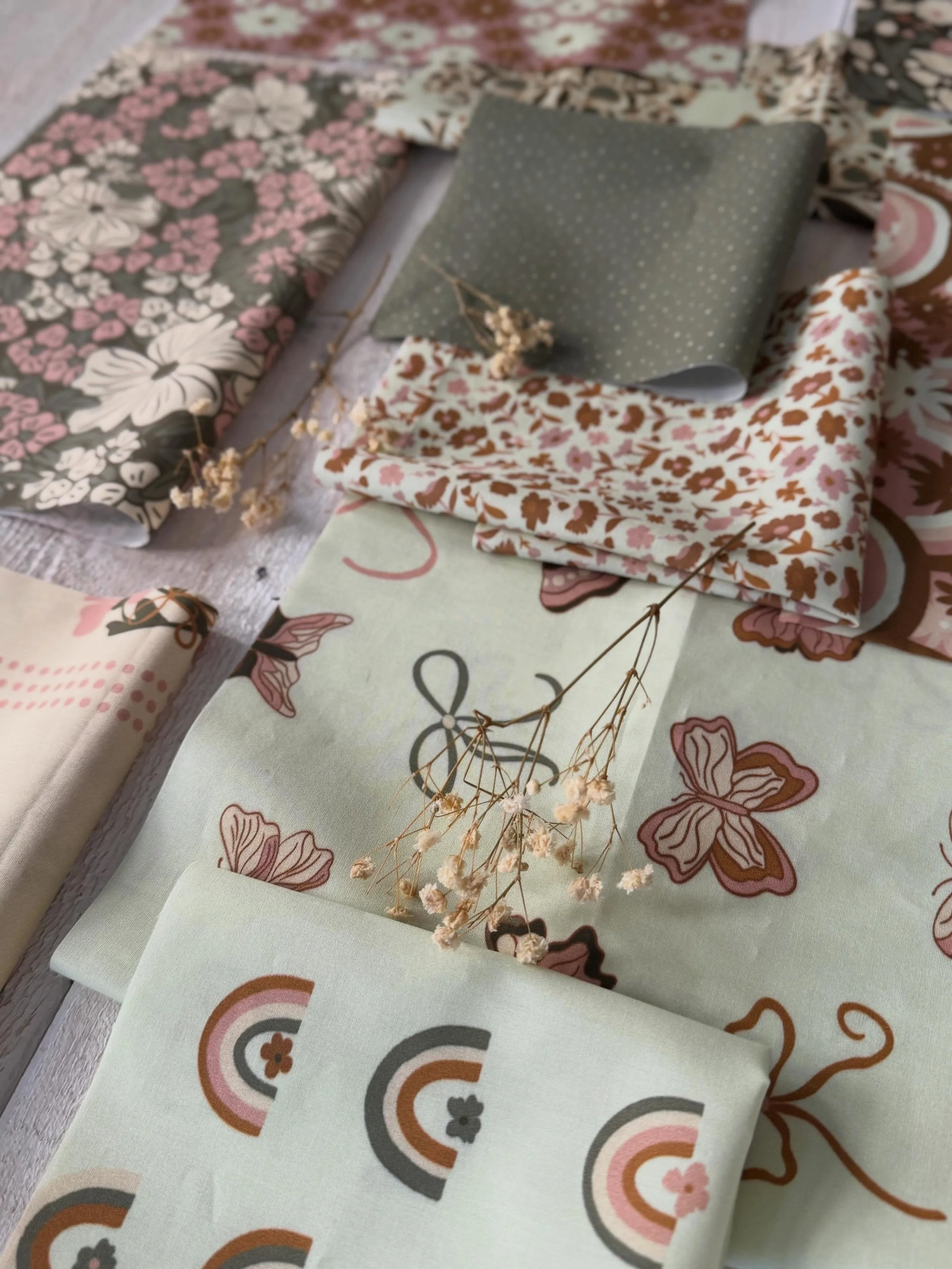 Dreaming about ditsy florals today! ✨💕✨ I&rsquo;ve been finding it so much fun designing more of these types of designs. Little florals are capturing my heart lately, you too?! 

Designs are available for licensing in select markets✨💕💕

Have a bea