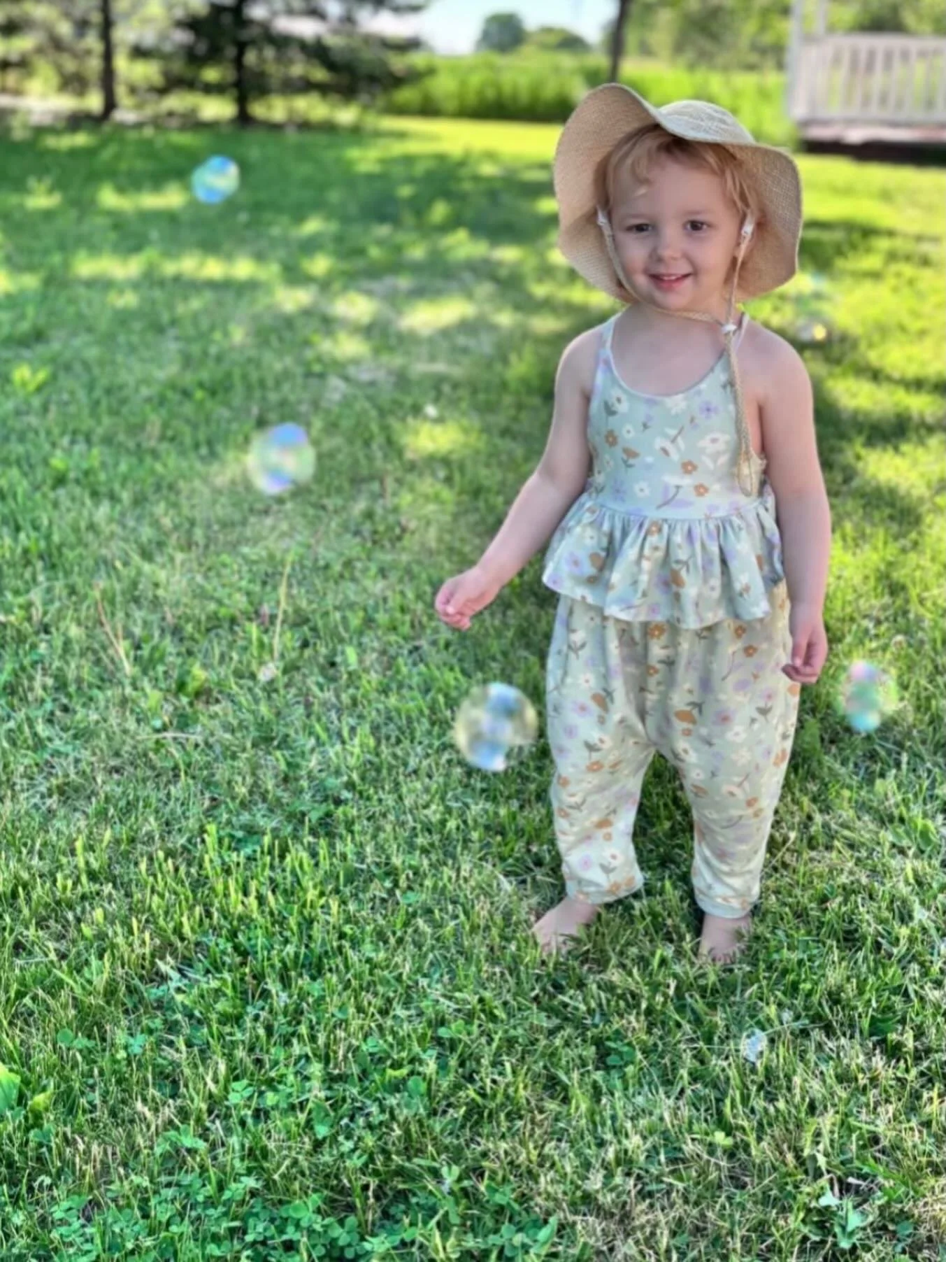How darling is this design by @sewlo_sewing?! She creates such sweet clothing for little ones🌻💕. Thank you for letting me share your beautiful work! 

This design is available @carriagehouseprinteryfabric in multiple color-ways. My link for designs