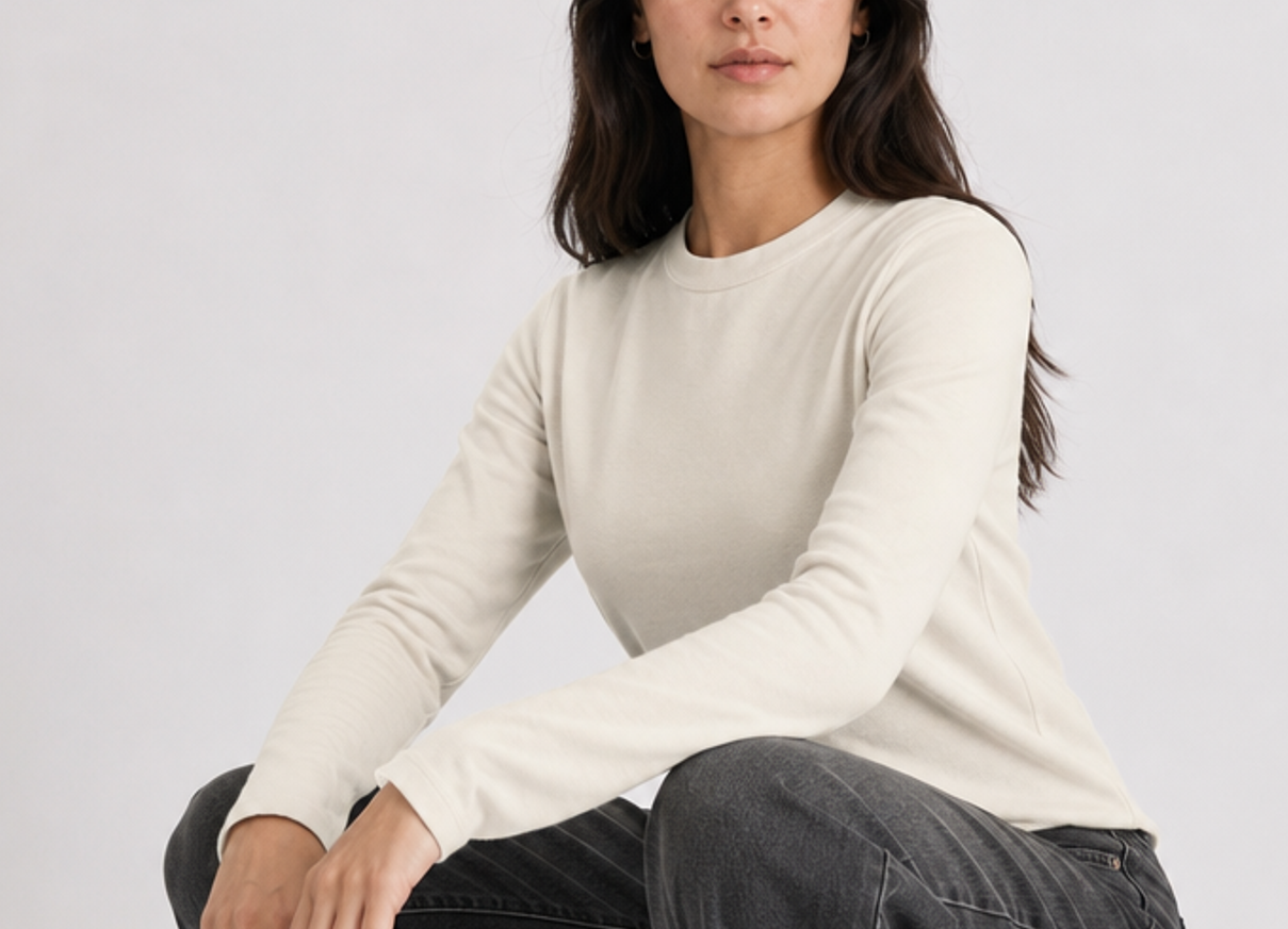 Woman wearing a T-shirt. Off-white collection. Bone-colored sweatshirt made from heavy ring-spun 100% cotton.