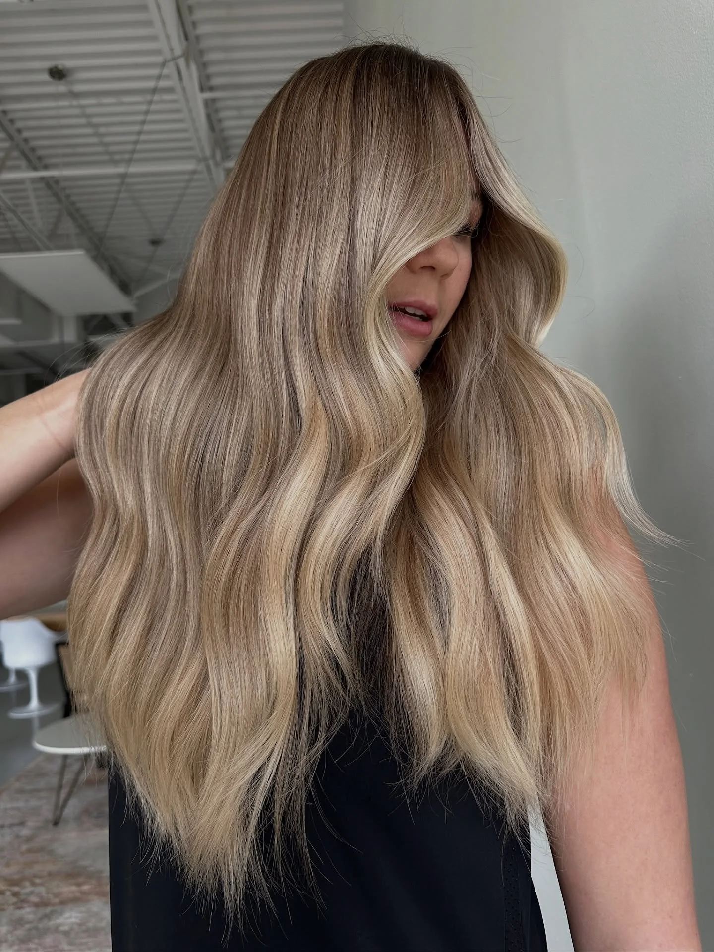 If you&rsquo;ve ever thought &ldquo;I want long hair&rdquo; this is your sign! Just go and get it.
Got questions about extensions? We&rsquo;ve got answers. 
Lived-in blonde dreams made real with seamless weft extensions by @colorwithbai🤍✨
.

.

.

#