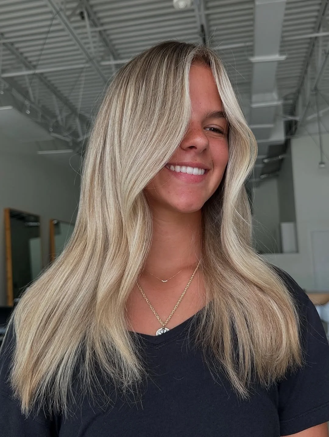 @hairbyphoebz_ is making surfer blonde dreams a reality ✹ ♒︎
This custom blonde is soft, sun-kissed, and seamless with the dreamiest buttery blend. We&rsquo;re in love with this beachy blonde glow!

Haven&rsquo;t followed @hairbyphoebz_ yet? Go show 