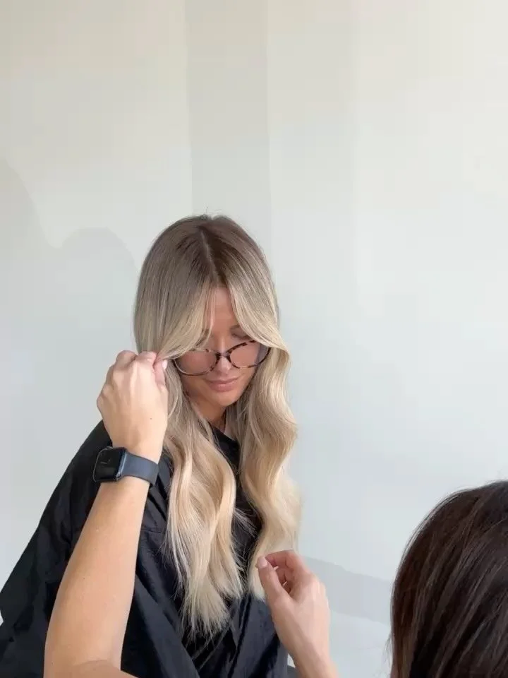 This extension transformation is the perfect example of what happens when talent comes together. 
✴︎ @colorwithbai worked her magic with weft extensions 
✂︎ @delfox4hair brought flawless scissor work &hearts;︎ And @katkrusehair poured her heart into 