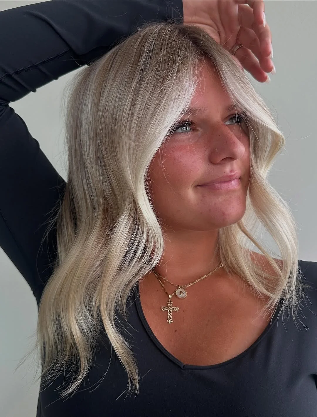 Bright + bold ✨ @hairbyphoebz_ gave this blonde a fresh lift after a hard water treatment&mdash;no gloss needed for this perfect shade of blonde!
.

.

.

 #verobeachhair #verobeachsalon
#floridastylist #livedincolor #kkhairco #effortlesshair #verobe
