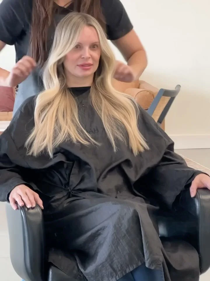 HYBRID EXTENSION INSTALL⁣
⁣
Wondering what a hybrid install is?? ⁣
⁣
It&rsquo;s when more than one methods of extensions are installed. Here we did a one row weft by @colorwithbai and @katkrusehair came in and filled in the hairline with K-Tip Extens