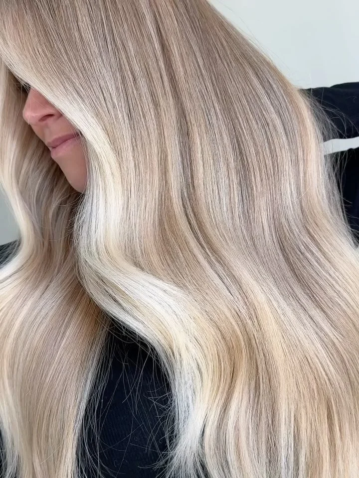 blonde &amp; bright 🌟 
A classic blonde moment by @katkrusehair

#katkrusehair&nbsp;&nbsp;#livedinblonde #kkhairco #effortlesshair #verobeach #orlandohairstylist #fortpiercehairstylist #miamihairstylist #luxblonde #sustainablecolor