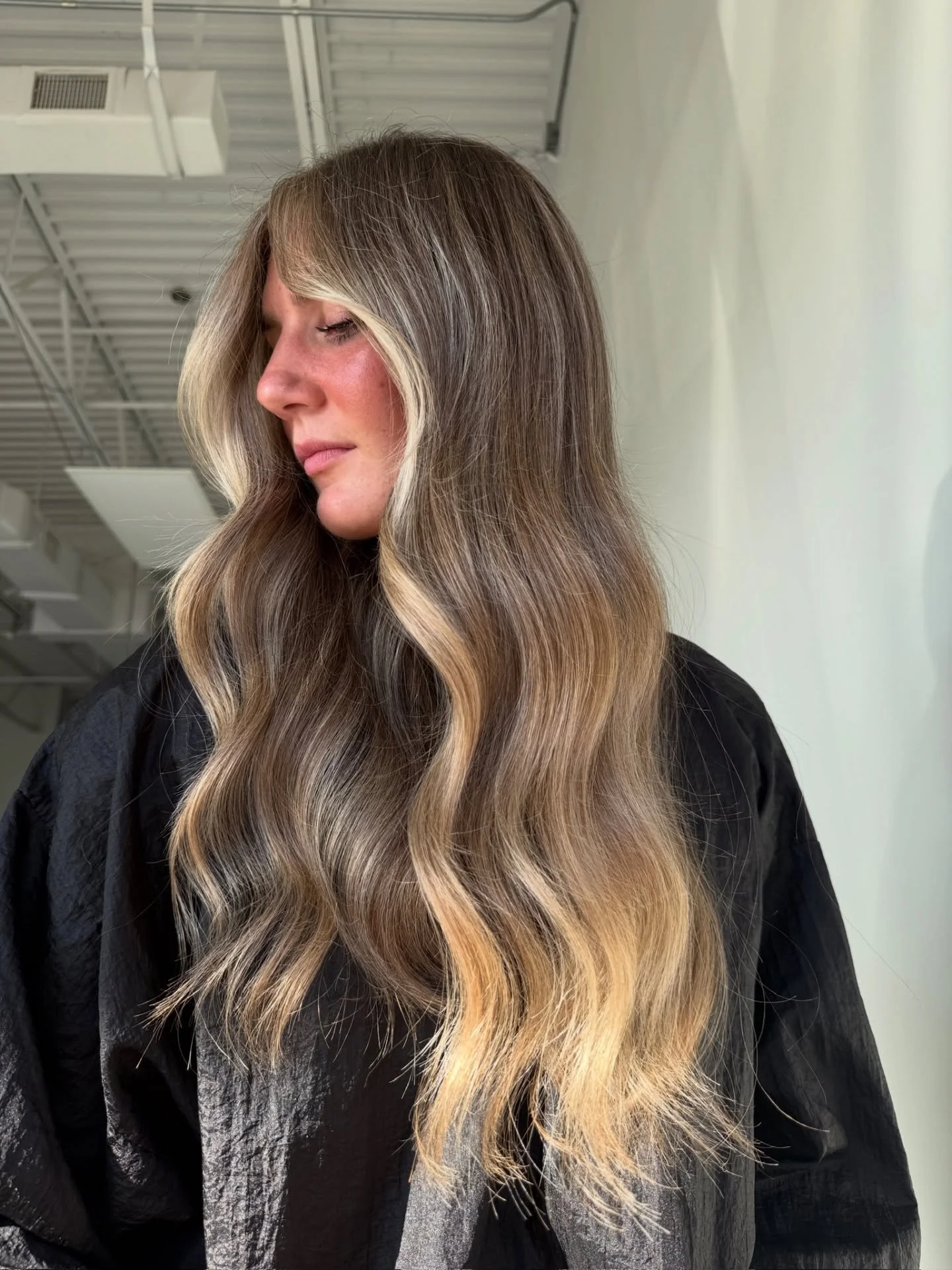 Golden, dimensional, unreal ✨ by @hairbyphoebz_ 
This color tells a different story in every light and we&rsquo;re obsessed with all of them! 

 #verobeachhair 
#lowmaintenanceblonde #kkhairco  #livedinblonde
#southfloridahairstylist