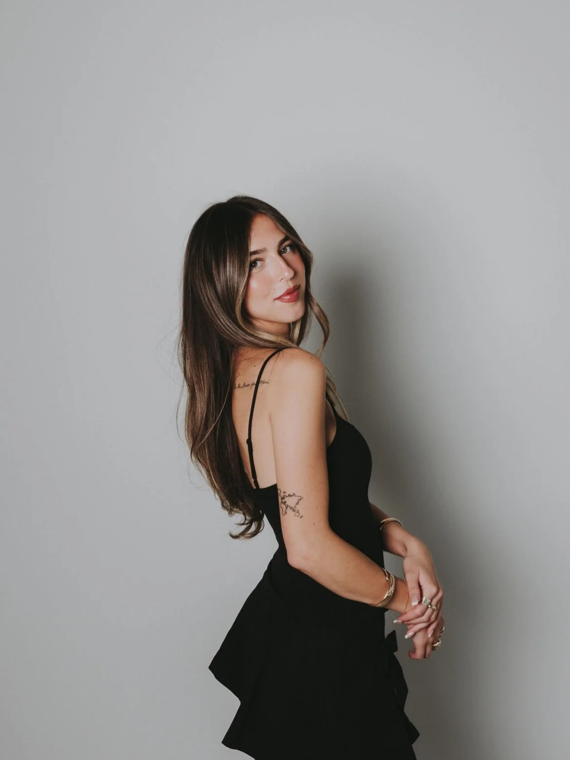 Lived-in color, seamless extensions &amp; healthy hair always ✨ Meet Bailey ( @colorwithbai ), creating custom looks that fit your lifestyle and leave you feeling confident every time. 

#kkhairco #southfloridahairstylist #miamihairstylists #southflo