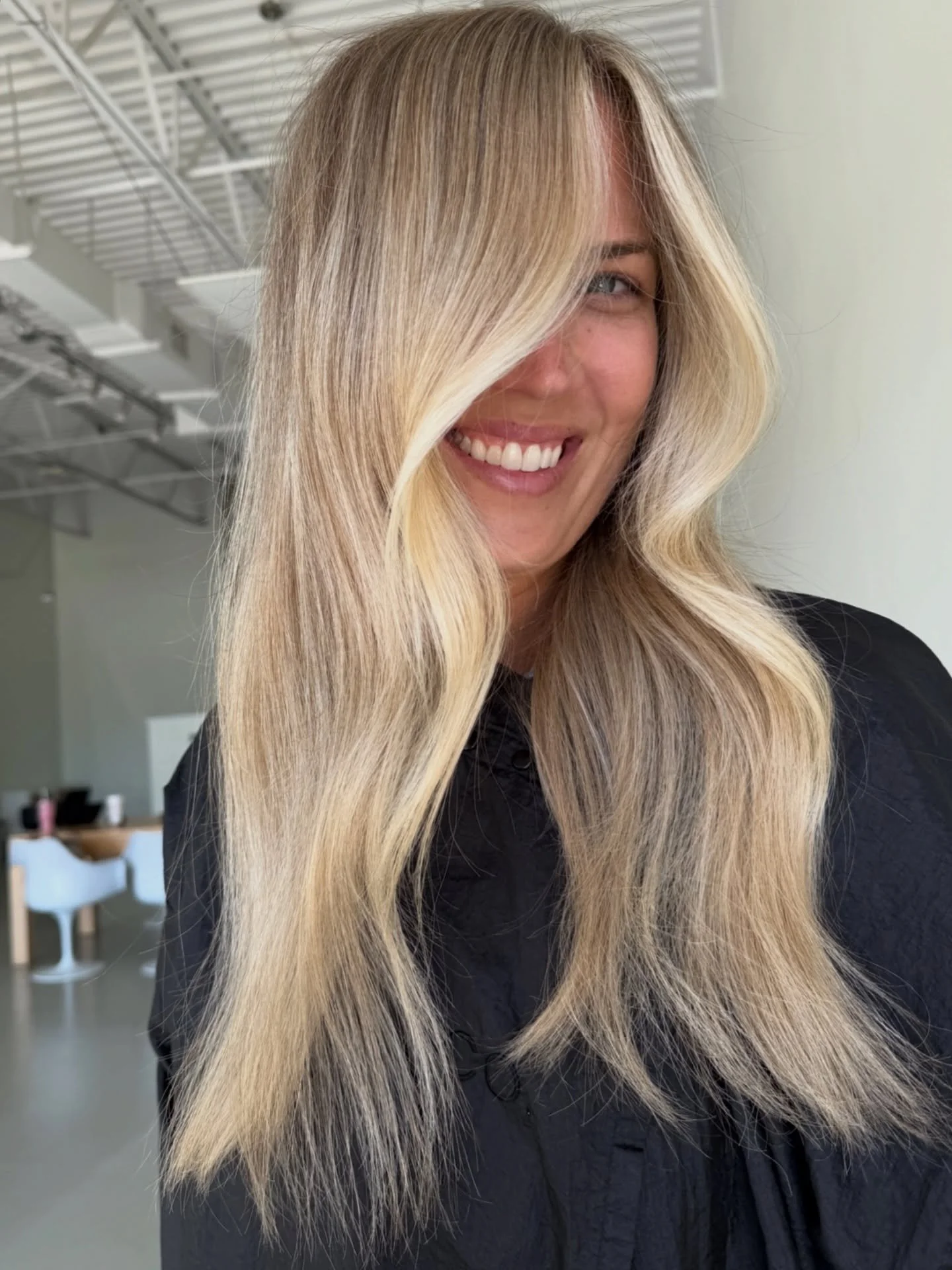 Friday refresh ✨
Nothing like a bright, healthy blonde to wrap up the week. @katkrusehair signature blonding is all about keeping hair strong, shiny, and lived-in! Because good hair should feel as good as it looks. Happy Friday 🤍

#livedinblonde #kk