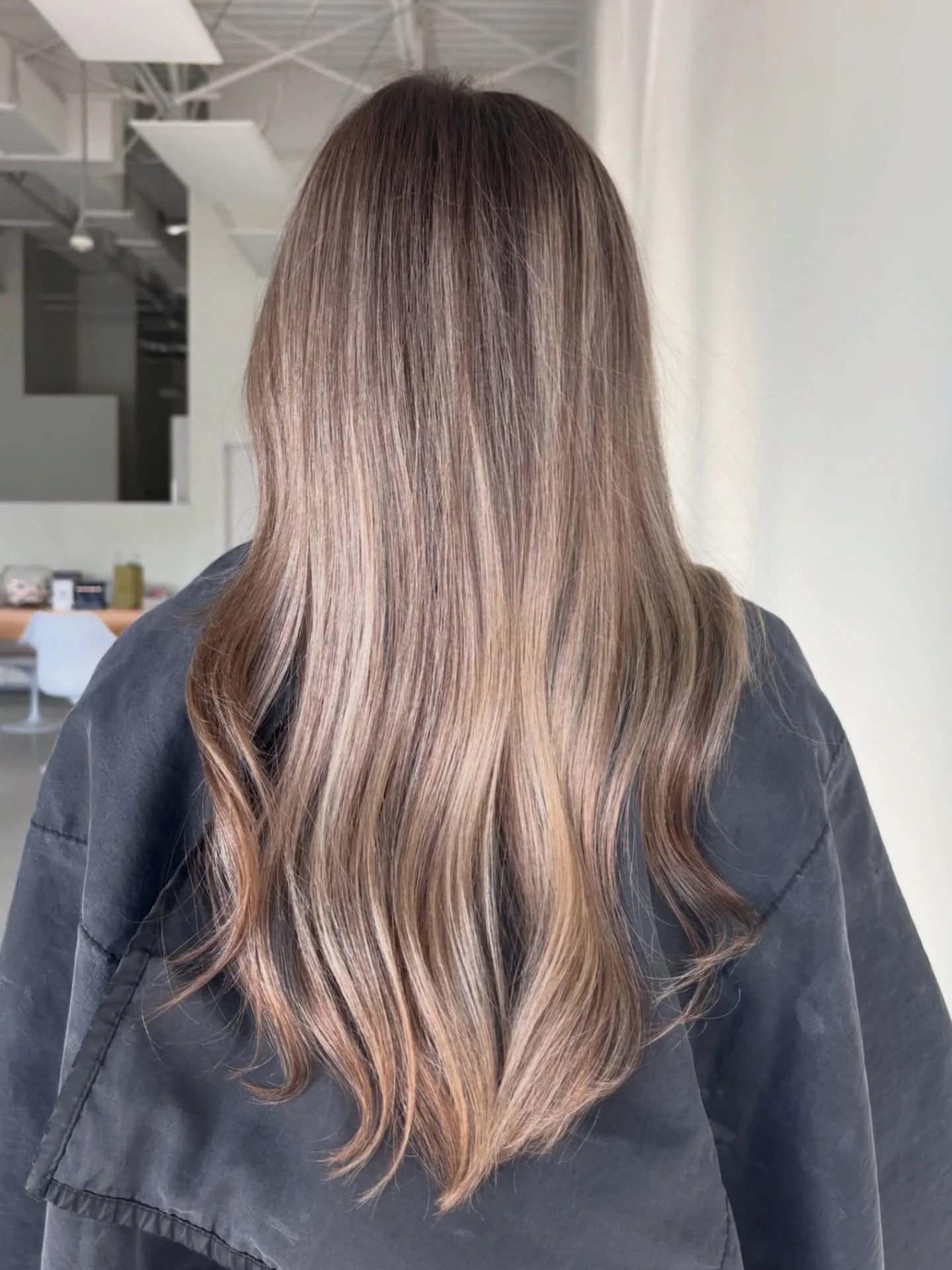 easy tones, lived in feel 🤍 by @hairbylorissa777 

#livedincolor #verobeachhairstylist #southfloridahairstylists #lowmaintenancehair #verobeach
