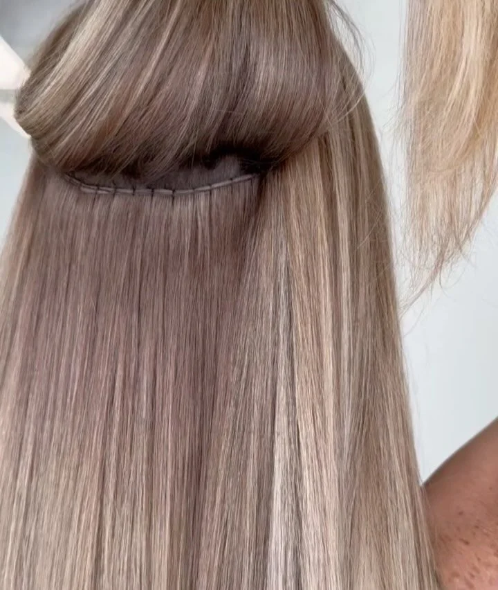 ✨ THAT fresh install feeling ✨ Swipe to the end to see the finished results 👉
If you&rsquo;re ready to start your extension journey with Bailey ( @colorwithbai ), here&rsquo;s what you can expect:
&bull; Book a personalized consultation &bull; Talk 