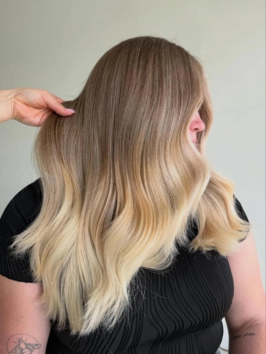 This blend deserves its own moment 😮&zwj;💨✨
Low-maintenance blonde by @hairbylorissa777 

Book with Lorissa by texting 772-410-4707

#livedinblondes #lowmaintenancehair #floridahairstylist #verobeachhairstylist #southfloridahairsalon