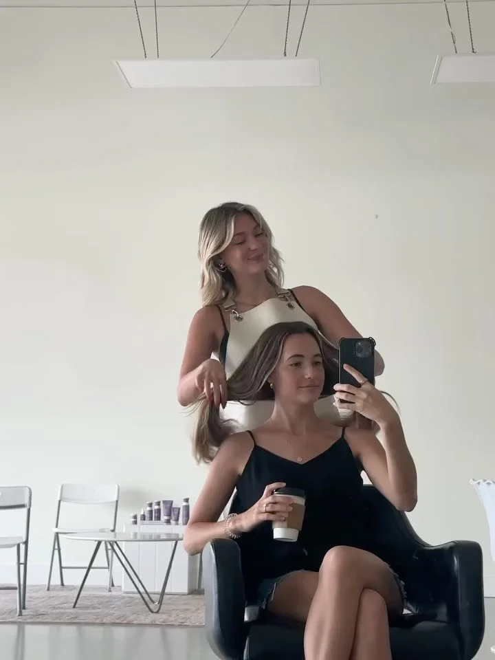 An appointment with @hairbyphoebz_ = the softest, most seamless bronde of the season ✨

#floridahairstylist #floridasalon #lowmaintenancehair #softblonde #miamihairsalon