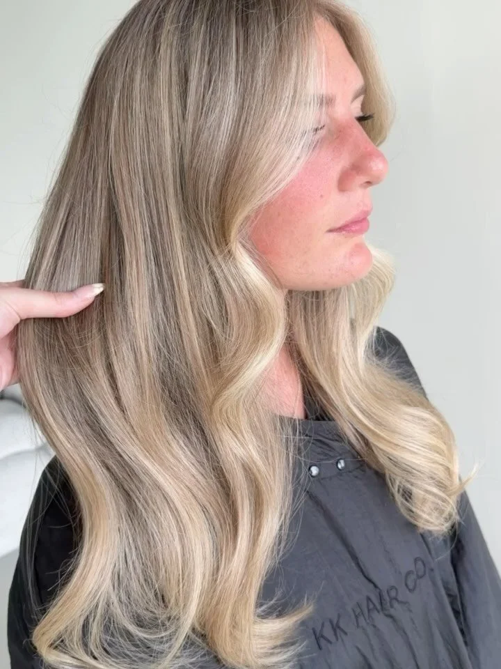 golden, dimensional, unreal ✨ by @hairbyphoebz_ 
effortless from every angle

#verobeachhair
#lowmaintenanceblonde #kkhairco #livedinblonde #southfloridahairstylist