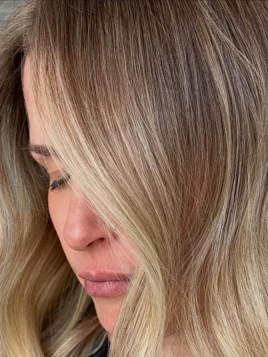 Okay but&hellip;we can definitely feel summer creeping in 🌞 and this lived-in blonde by @hairbyphoebz_ ?? Your sign to book that summer blonding 💛✨

#livedinblonde #floridablondespecialist #verobeachhairstylist #verobeachhairsalon #southfloridahair