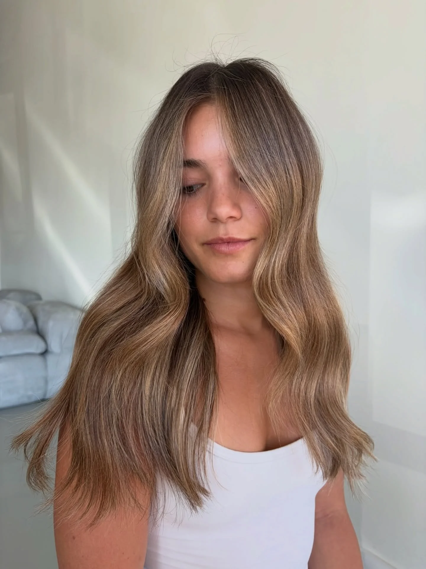 Don&rsquo;t need a lot to make a difference 🤎
just a little soft, sun-kissed dimension to bring this brunette to life for summer. We&rsquo;re absolutely loving this color by @hairbyphoebz_ 

Ready for your own lived-in glow? Text 772-410-4707 to boo
