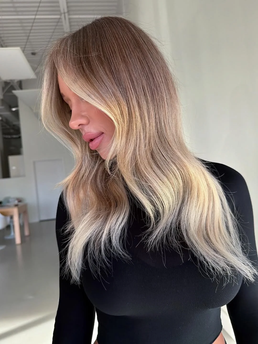 Friday blonding, foils placed with purpose for that lived-in, effortless finish @katkrusehair 

#floridahairstylist #livedinblonde #verobeachhairstylist #miamihairstylists #floridablondespecialist