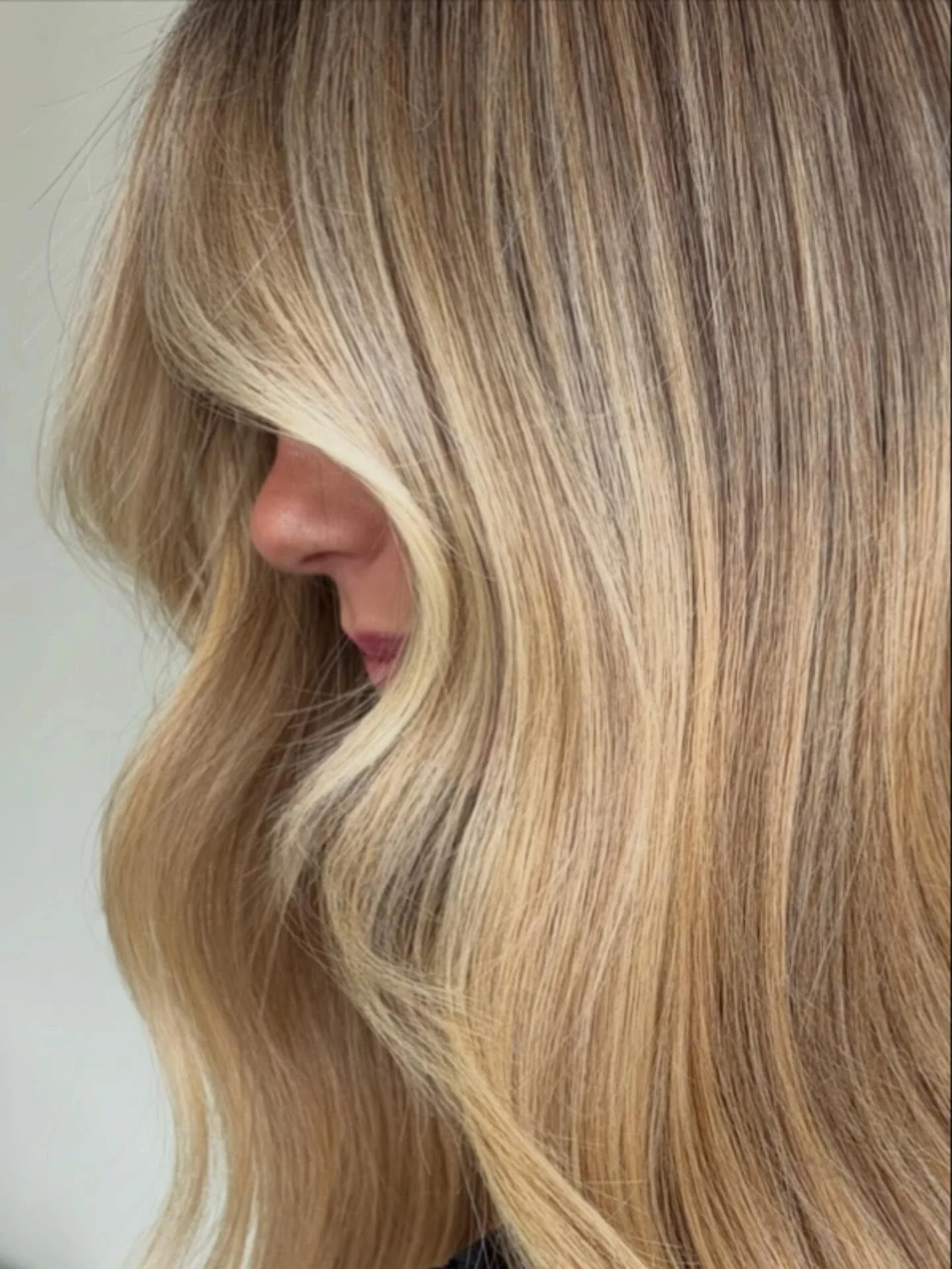 @hairbyphoebz_ knows a thing or two about creating the perfect lived-in blonde✨ August books are open! Text 772-410-4707 to book!

#livedinblonde #floridablondespecialist #miamihairstylists #verobeachhairsalon #verobeachhair