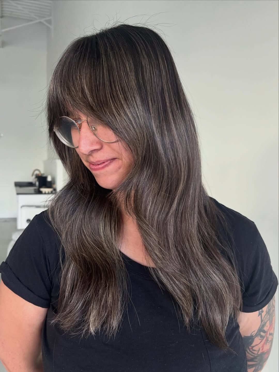 If you want to stay brunette but still feel lighter, this is your sign. Soft highlights placed to grow out easy + keep it low maintenance. Finished with fresh bangs for a little extra edge ✂︎
This is what subtle, lived-in color should feel like ⚡︎ cr