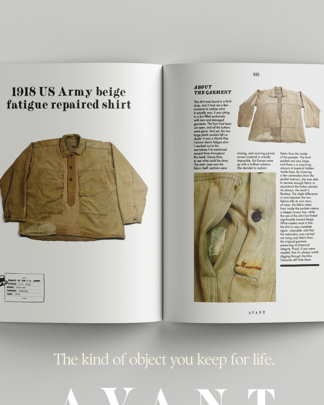 Un livre ouvert montrant une page avec une photo d'une veste beige d'armée des États-Unis de 1918, et une description en anglais à côté.