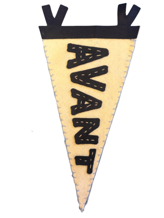 Une bannière en forme de tranche de pizza en feutrine avec le mot 'AVANT' écrit dessus.