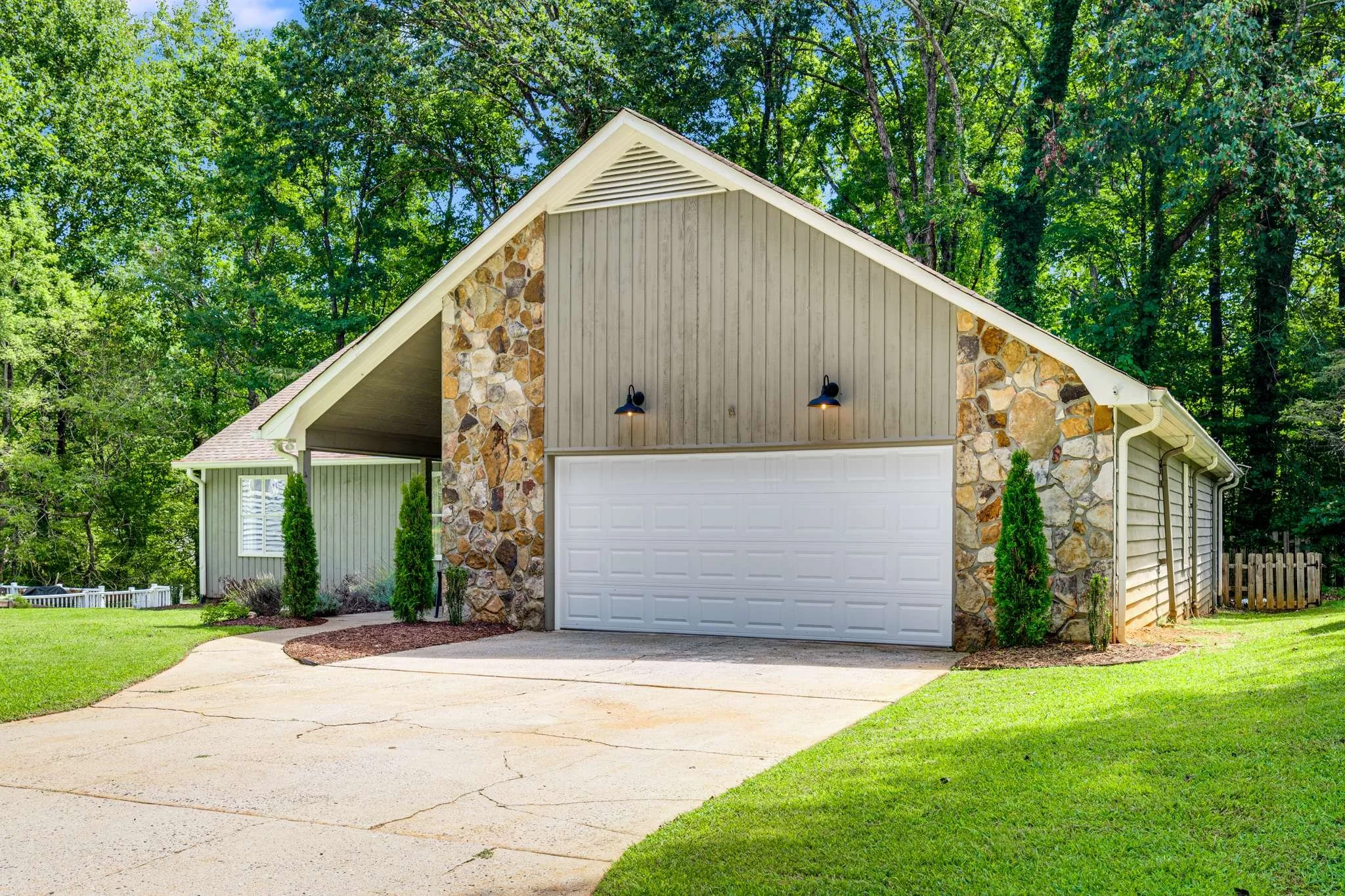 1195 Trailmore Dr, Roswell