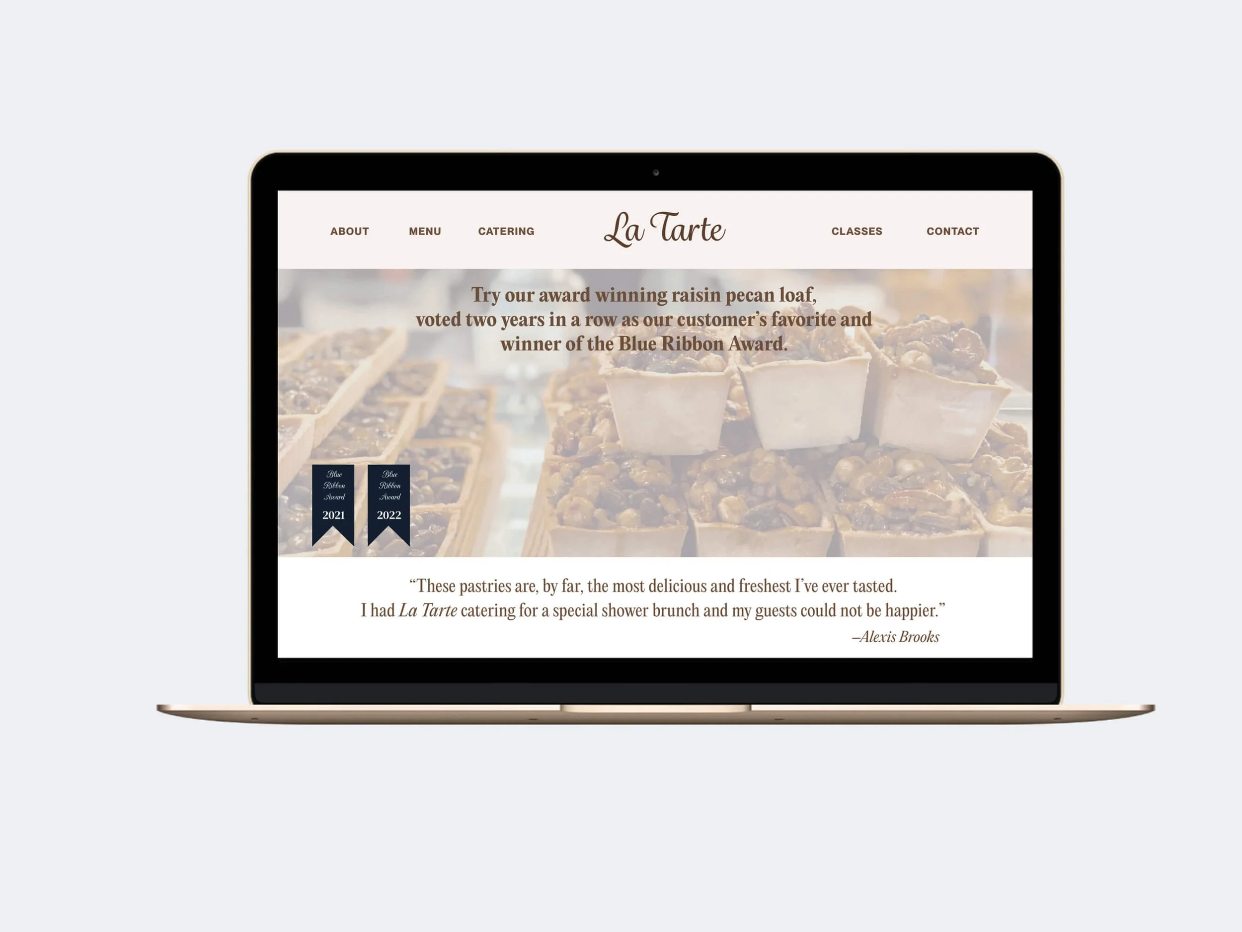La Tarte bakery homepage featuring an award-winning raisin pecan loaf display with Blue Ribbon Award badges from 2021 and 2022, and a customer testimonial from Alexis Brooks.