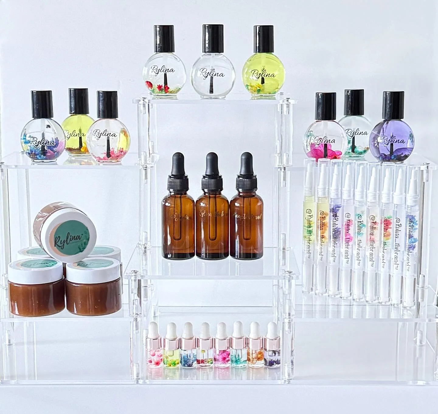 From luxe 1oz bottles with flowers to on-the-go travel pens, from all-natural sugar scrubs to our sampler of 8 dreamy scents &mdash; we&rsquo;ve bottled self care in every size✨ Which one&rsquo;s coming home with you?

#RylinaTheBrand #NailCareRoutin