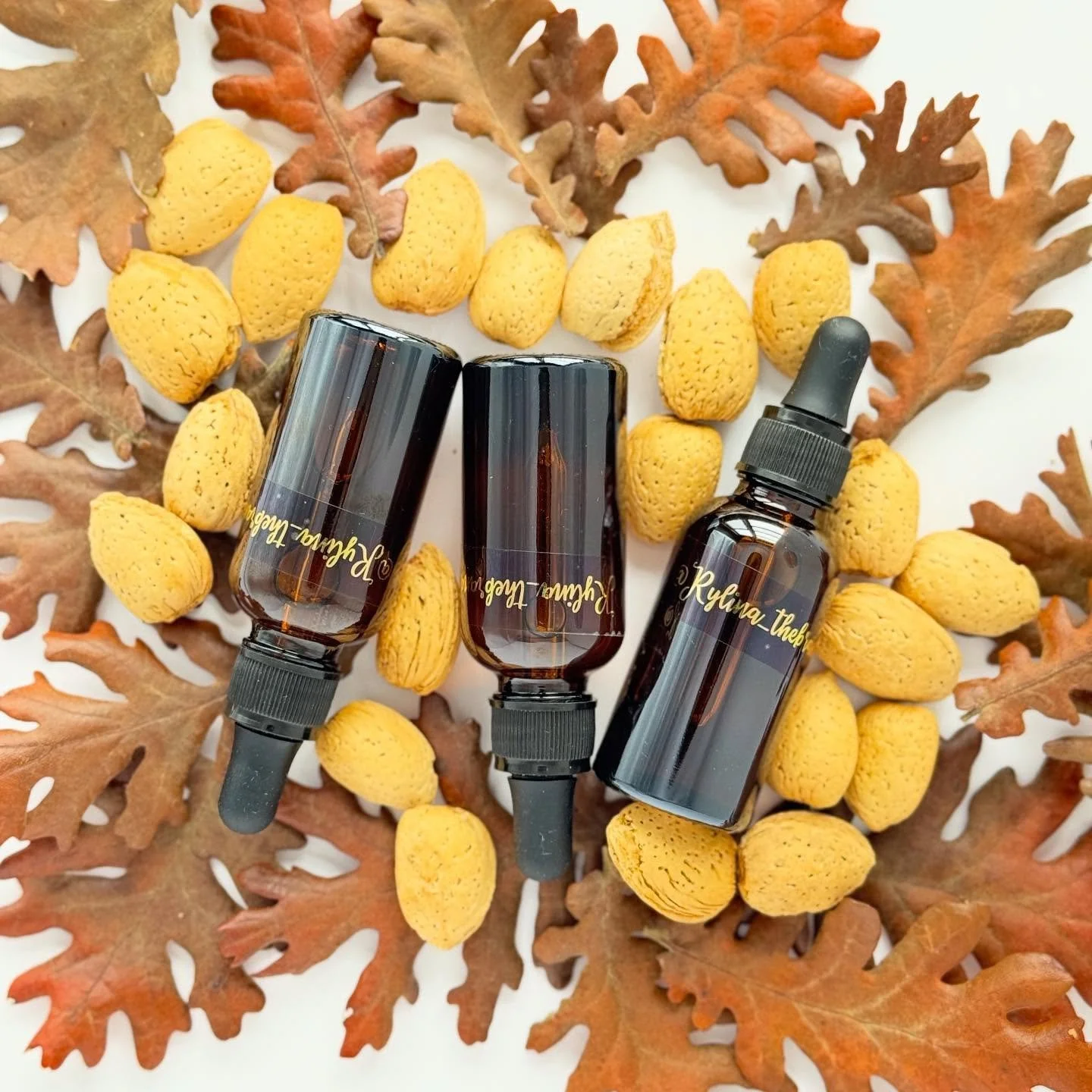 💛 We&rsquo;re all about organic sweet almond oil &mdash; lightweight, silky, and packed with nourishing vitamins. It&rsquo;s our go-to for soft, healthy cuticles and nails that glow naturally. 🌿💅

#RylinaTheBrand #NailCareRoutine #CuticleCare #Hea