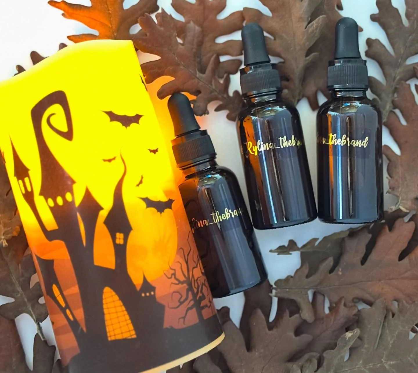 🖤✨ Spooky season is here&hellip; and our amber bottles are brewing up organic magic for soft, nourished cuticles. No tricks, just treats in every drop. 🌿💛💅

#rylinathebrand #spookyseason #halloweennails #fallnailart #cuticleoil #healthynailcare #