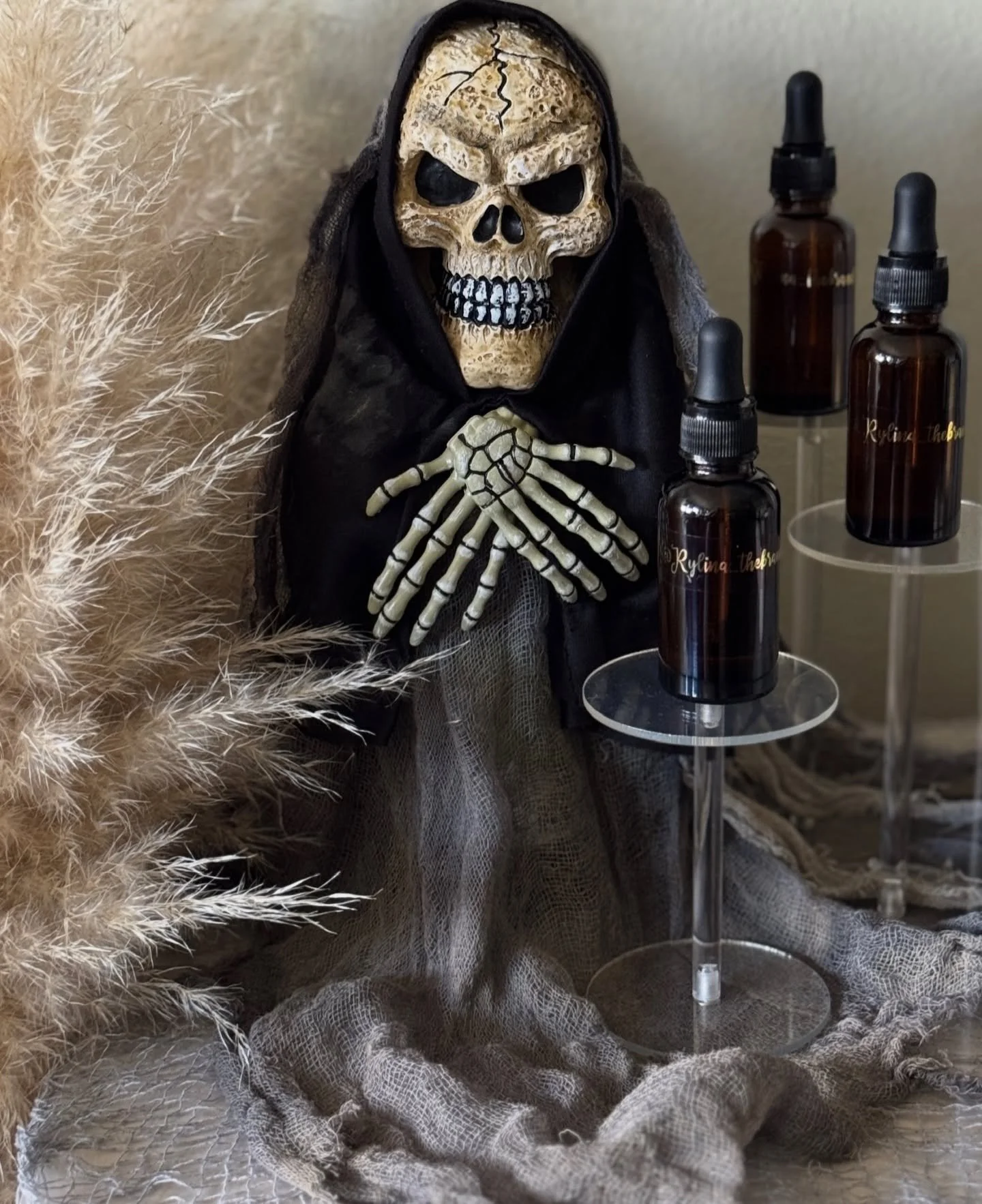 A moment of nourishment that lingers long after the ritual ends💀✨

#rylinathebrand #cuticleoil #cuticlecare #handscrub #organicoils #healthynailcare #naturalnails #selfcare #smallbusiness #shopsmall