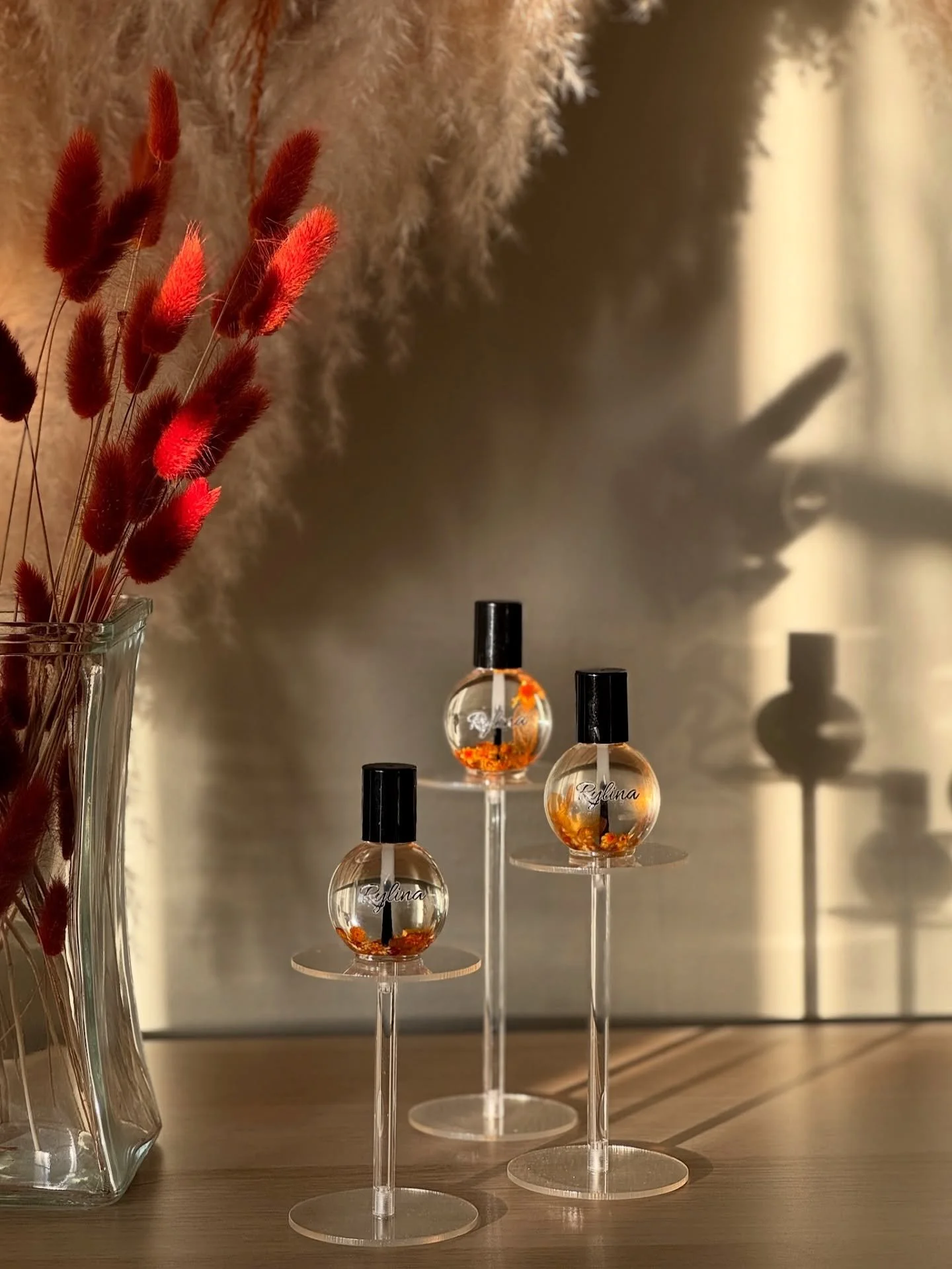 Pumpkin Spice perfection🍂 Bunny ears, soft pampas, and a little Rylina glow reflected in every drop🍂

#rylinathebrand #pumpkinspice #cuticleoil #cuticleoilpen #strongnails #healthycuticles #selfcare #naturalglow