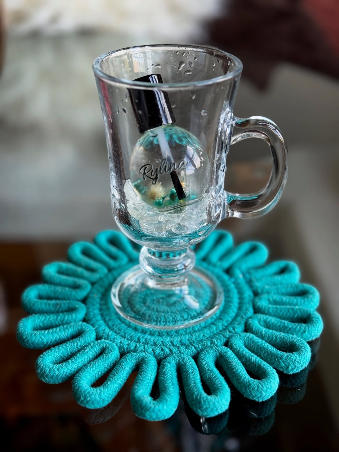 Peppermint Ice Perfection ❄️💛 Crisp. Refreshing. Invigorating. 

#rylinathebrand #selfcare #naturalglow #holidaygifts #cuticlecare #cuticleoil #cuticleoilpen #handscrub #smallbusiness #shopsmall #supportssmallbusiness #latinaowned #femaleownedbusine