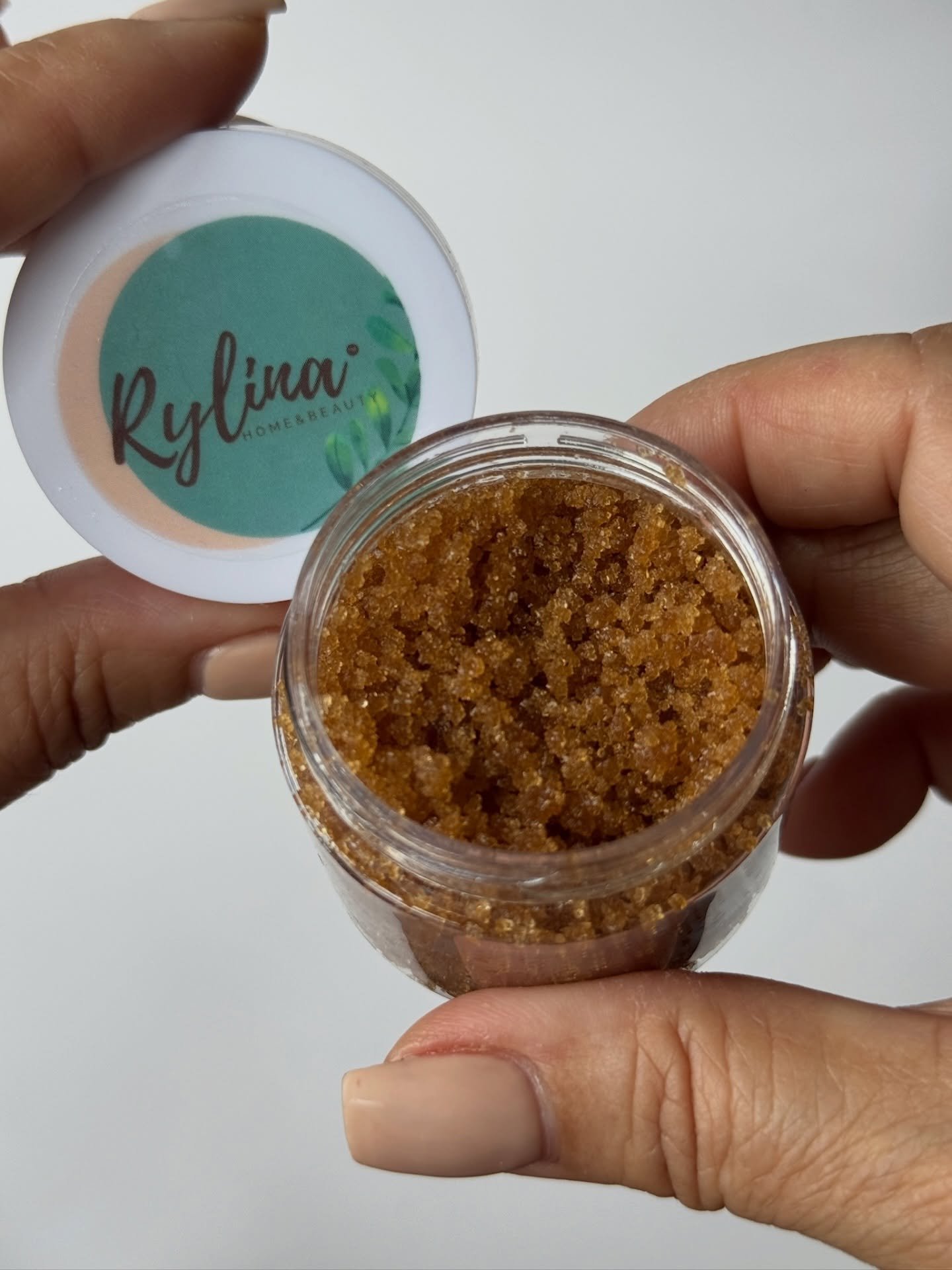 A little sugar goes a long way&hellip; Hello, happy hands!😘 Exfoliates and hydrates those thirsty winter hands.

#rylinathebrand #sugarscrub #selfcare #naturalglow #cuticlecare #cuticleoil #cuticleoilpen #handscrub #smallbusiness #shopsmall #support