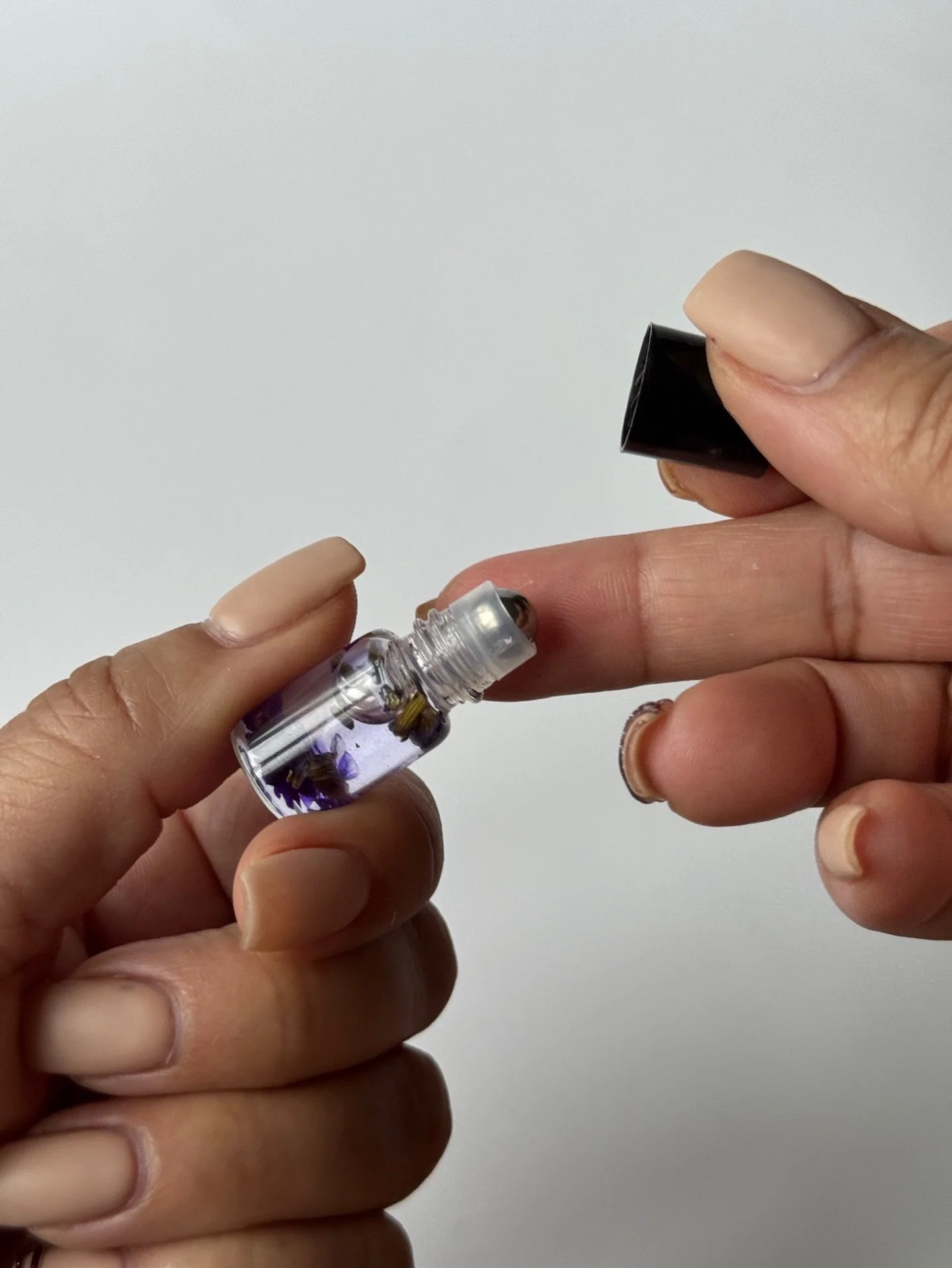 Lavender in one hand, rose in the other&hellip; mini bottles, major self-care🌹🪻 Which one are you?✨

#rylinathebrand #selfcare #naturalglow #cuticlecare #cuticleoil #cuticleoilpen #handscrub #smallbusiness #shopsmall #supportssmallbusiness #latinao