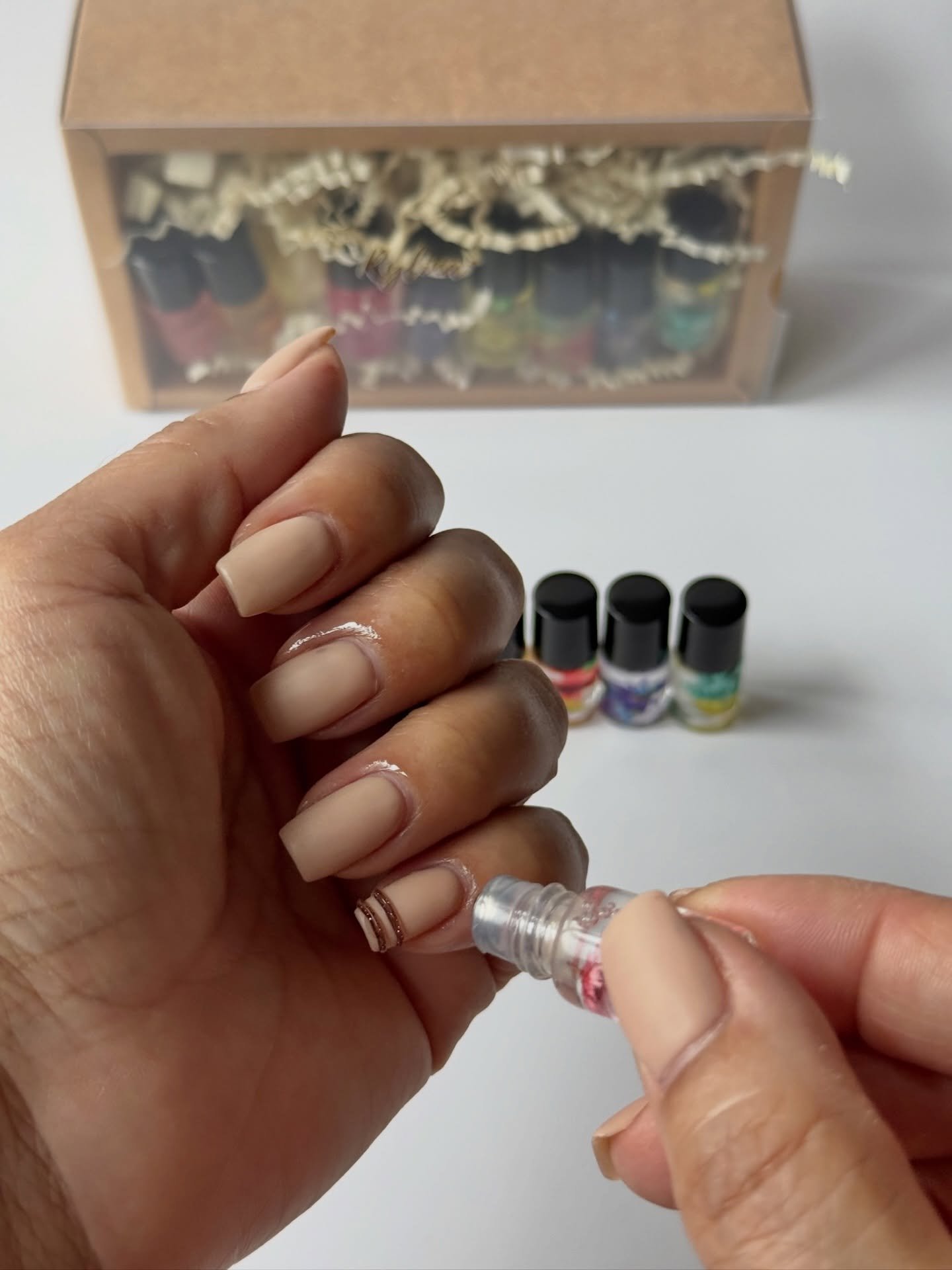 These mini rollers are adorable and mess free. Perfect for picking a favorite or choosing your mood for the day. From Vanilla to Rose or Bleu Rain.. they&rsquo;re all heavenly 💐🌈

#rylinathebrand #selfcare #naturalglow #cuticlecare #cuticleoil #cut