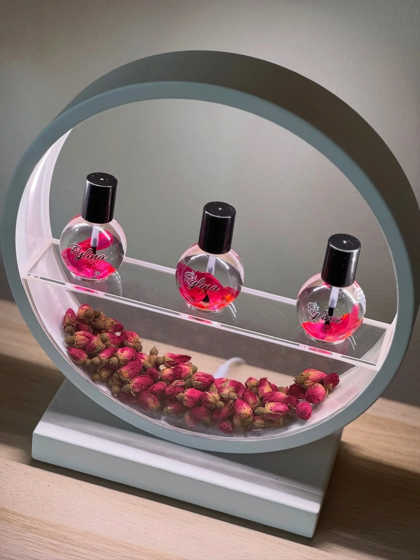 A little glow circle magic for the softest hands around. Rose carrier oils actually repair dry cuticles. 💅🌹✨

#rylinathebrand #selfcare #naturalglow #cuticlecare #cuticleoil