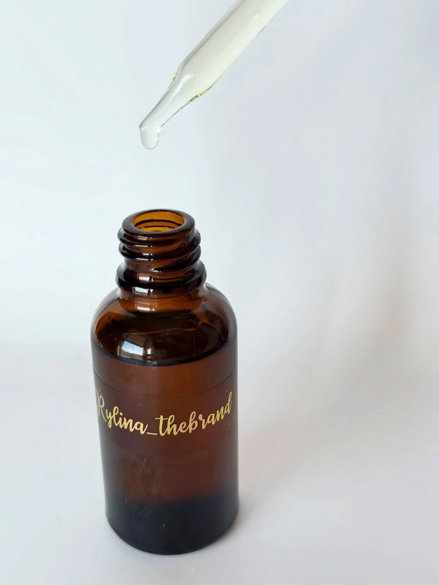 Simple formula. Serious results. 

#rylinathebrand #organicoils #healthynailcare #strongnails #softhands