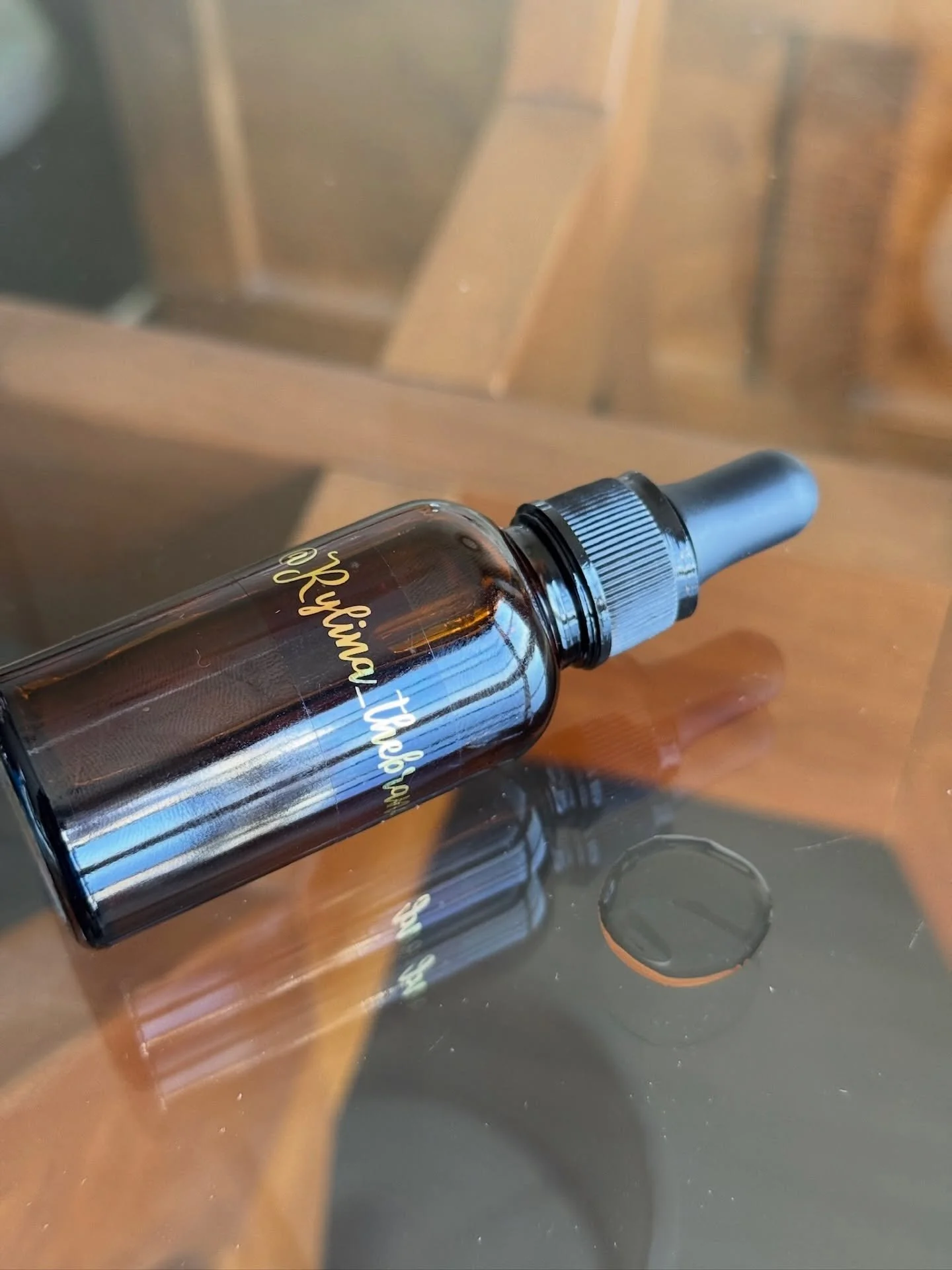 ✔️ Organic carrier oils
✔️ Organic essential oils
✔️ Lightweight absorption 
✔️ One ounce amber bottle to protect potency 

#rylinathebrand #organicbeauty #nailcare #healthynails #strongnails