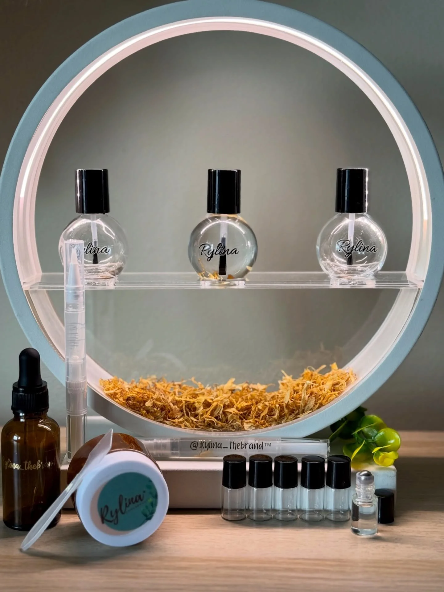 Healthy nails waiting to happen💅 Rylina cuticle oils &mdash; fragrance blends, organics, pens, scrubs, tiny samplers✨ 

#rylinathebrand #cuticlecare #cuticleoil #handscrub #smallbusiness